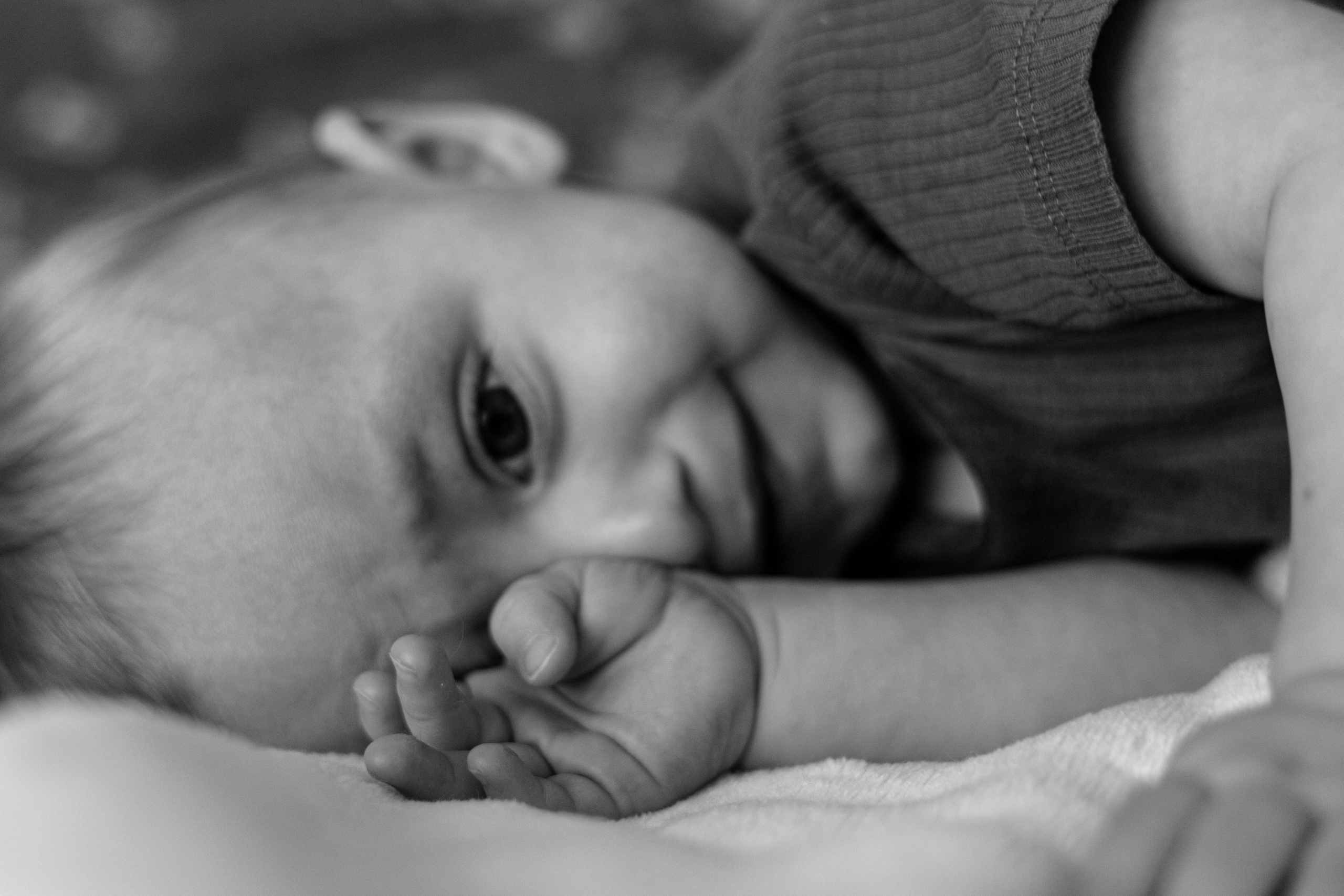 Маленький мальчик лежит на кроваи е вытирает слезы