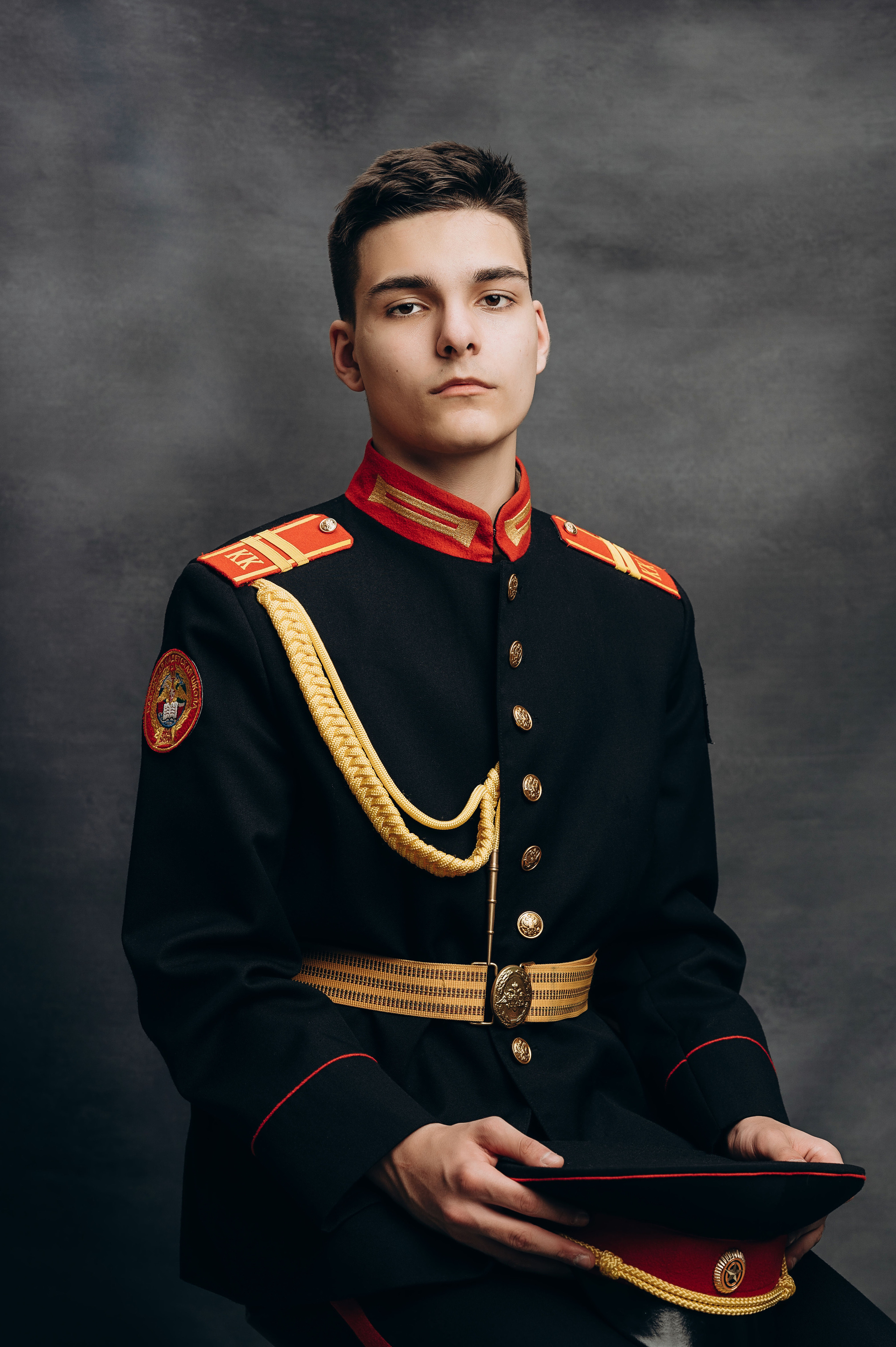 выпускник кадетской школы на сером фоне