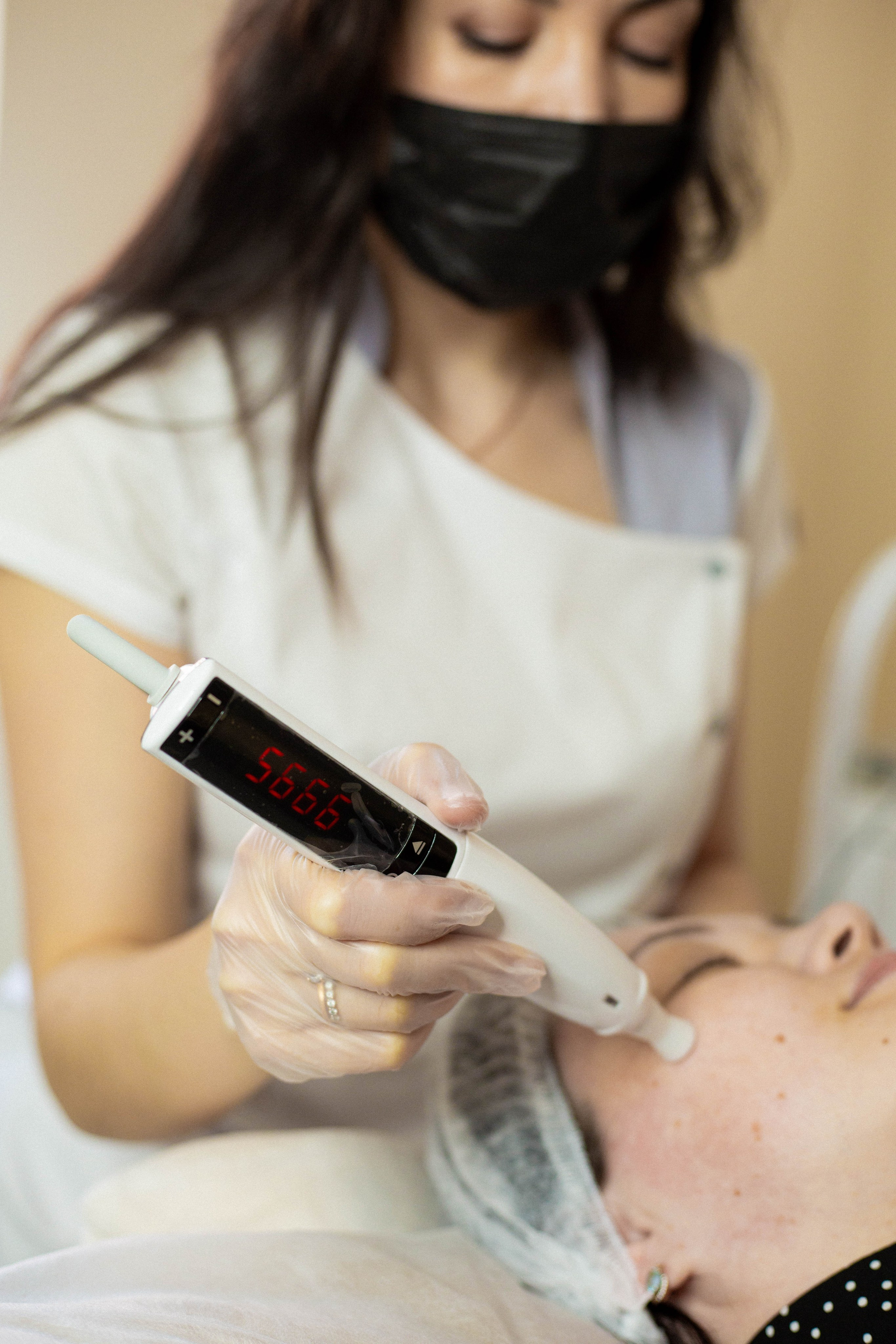 Мастер по холодной плазме. Фотограф Мария Волкова