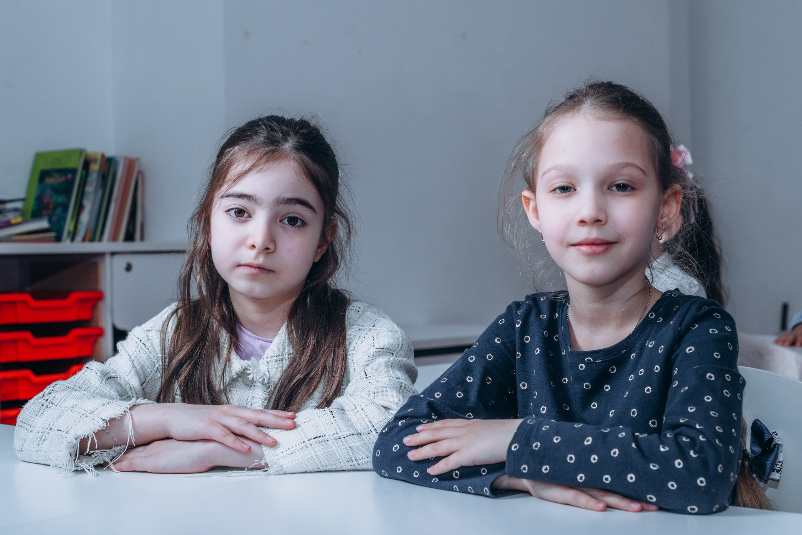 Выпускной альбом 1 класса — фотосессия в школе, деликатная ретушь и дизайн в Москве. MILATE — выпускные альбомы, фотосессии и видео в Москве