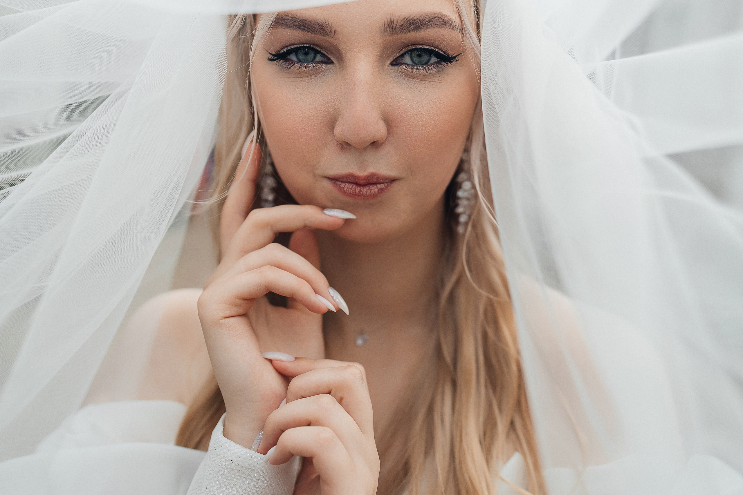 Чувственная первая встреча пары в отеле. Олег Сверчков | Свадебный фотограф Вологда