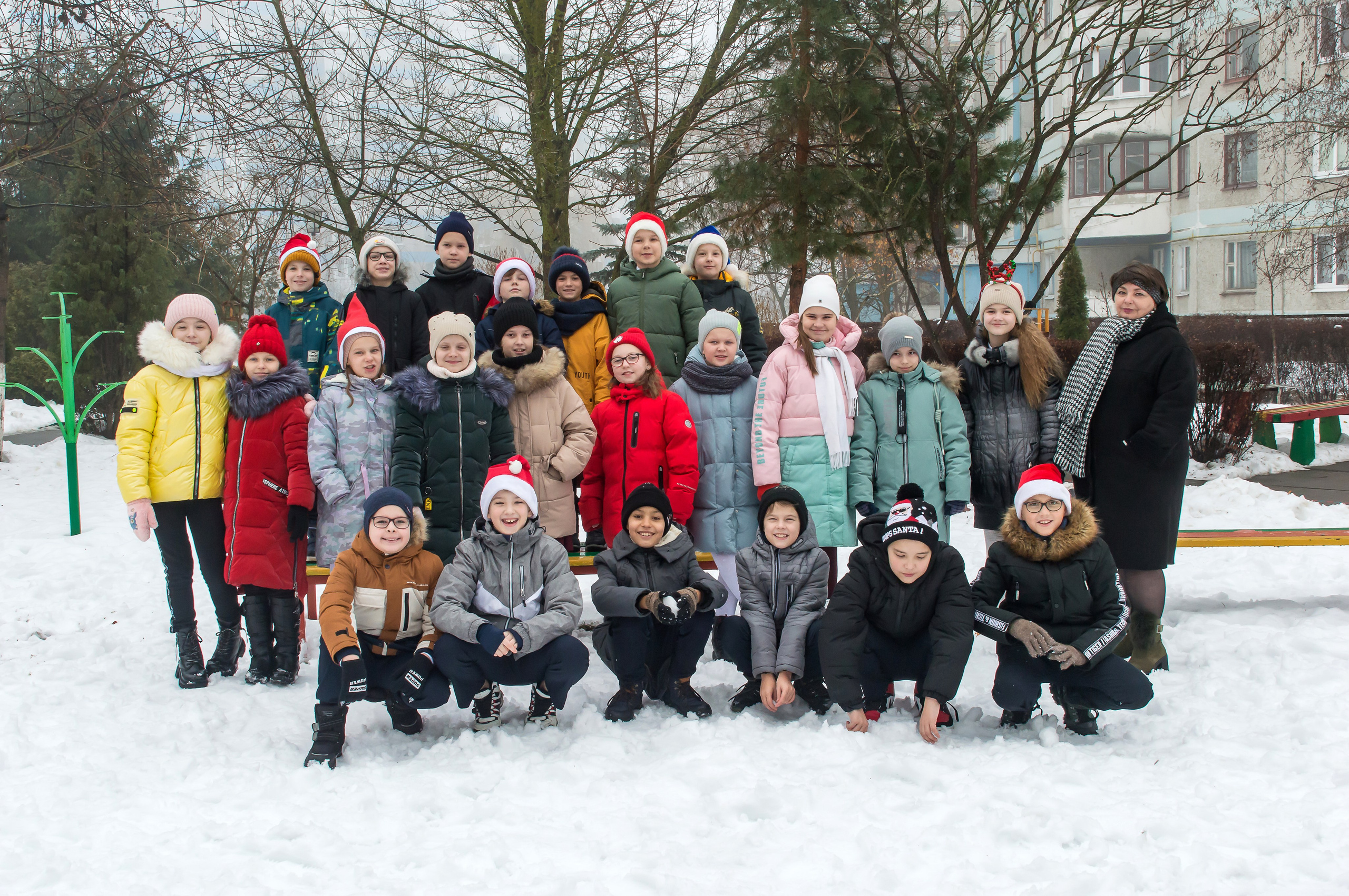 группа школьников зимой