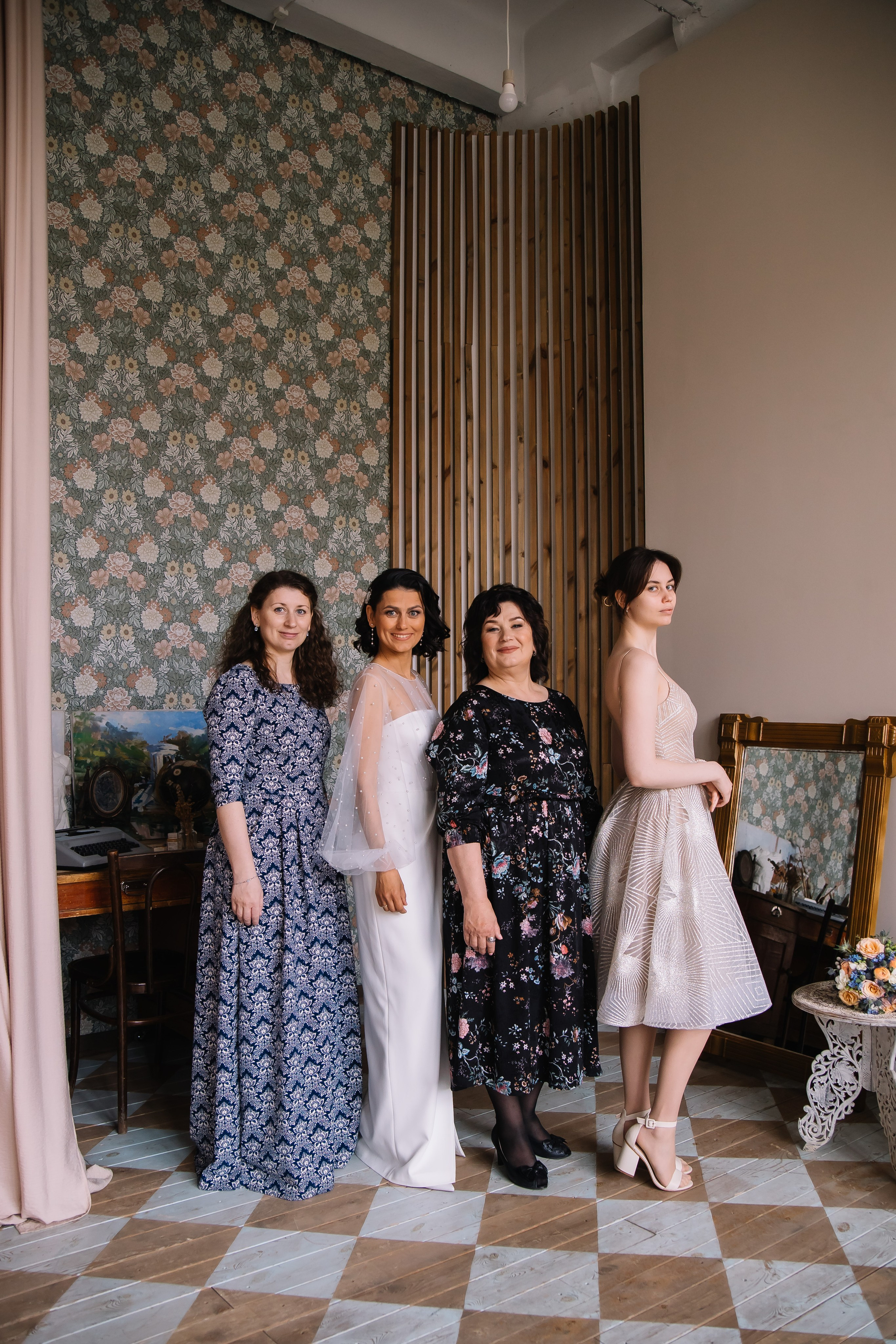 Свадебная съёмка в студии с гостями в Екатеринбурге. Свадебный, семейный фотограф, контент съёмка. Екатеринбург. Елена Граф