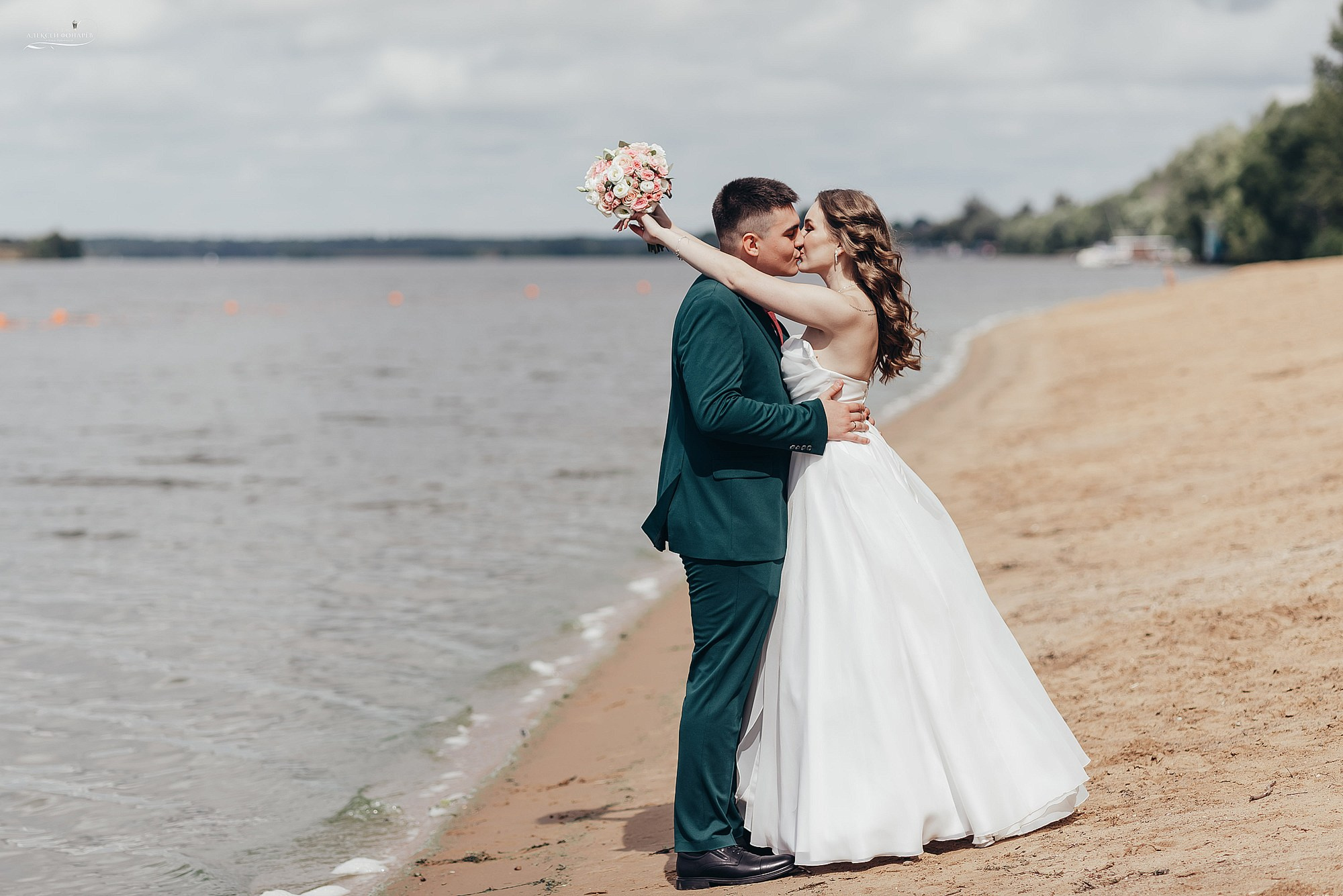 на берегу реки молодые