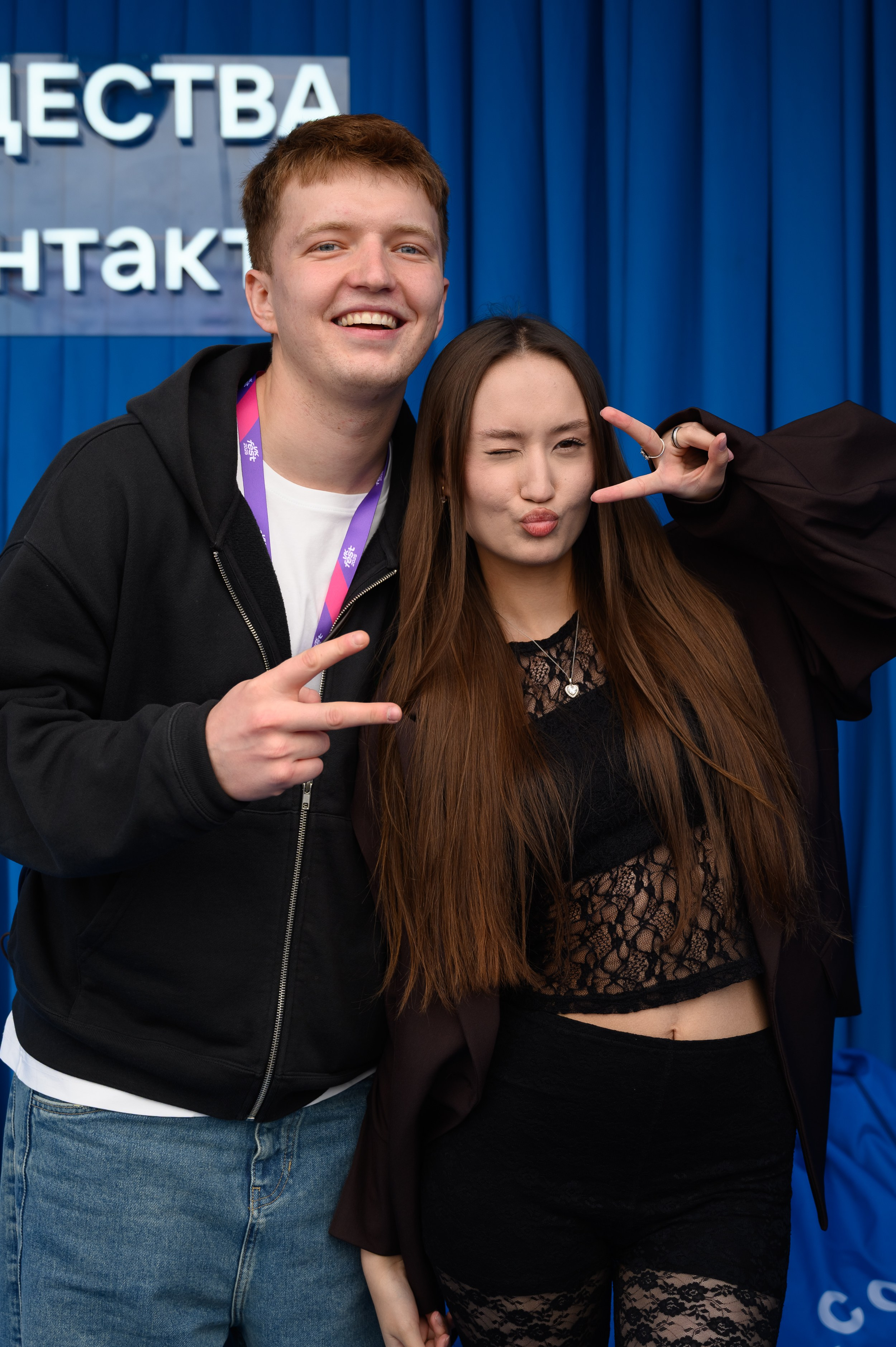 Гости VK Fest в Казани фотографируются с популярным интернет-блогером в рамках встречи с подписчиками и поклонниками