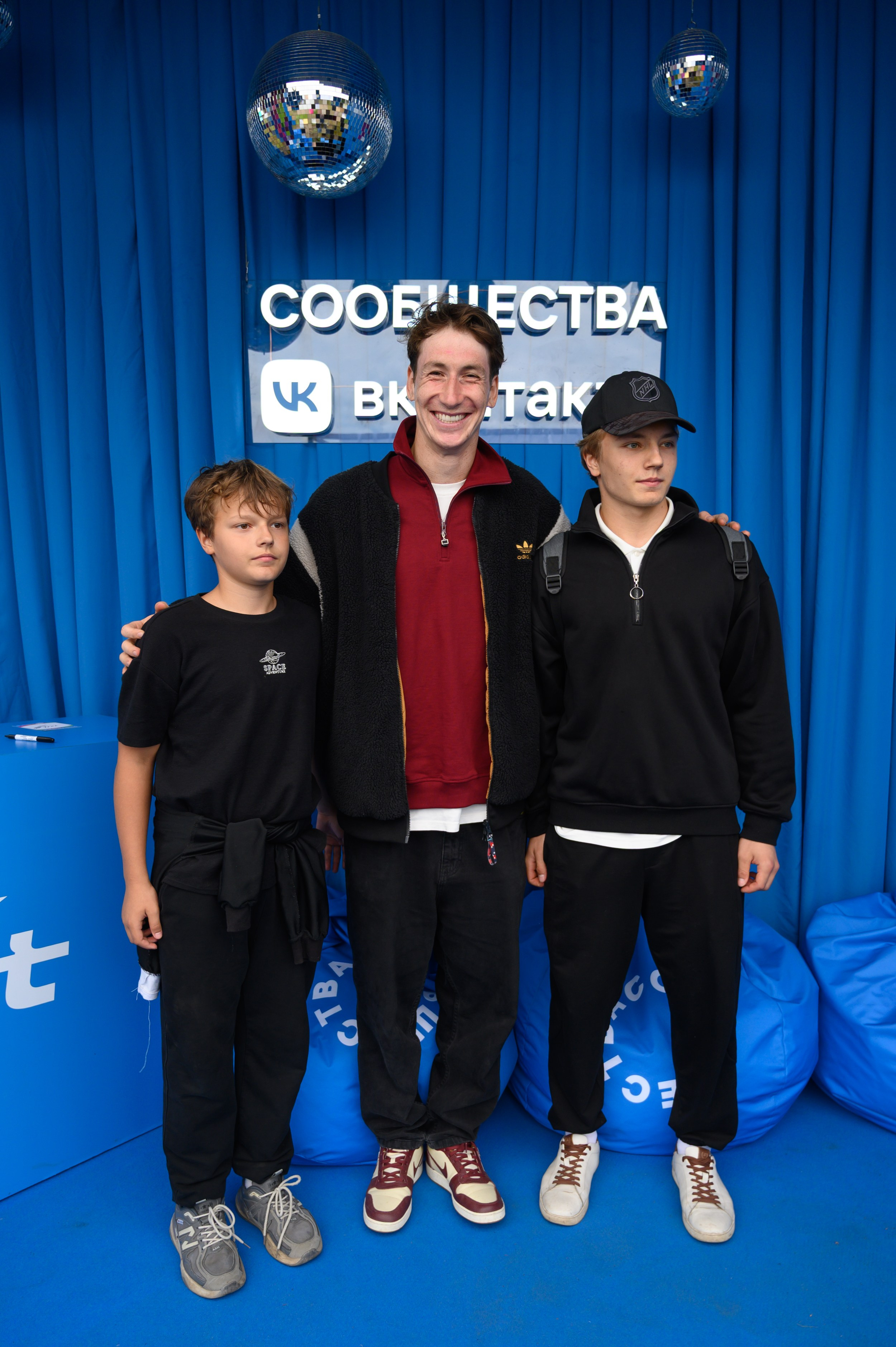 Молодежь фотографируется с блогерами на фестивале ВКонтакте в Казани — автограф-сессия и живое общение с подписчиками