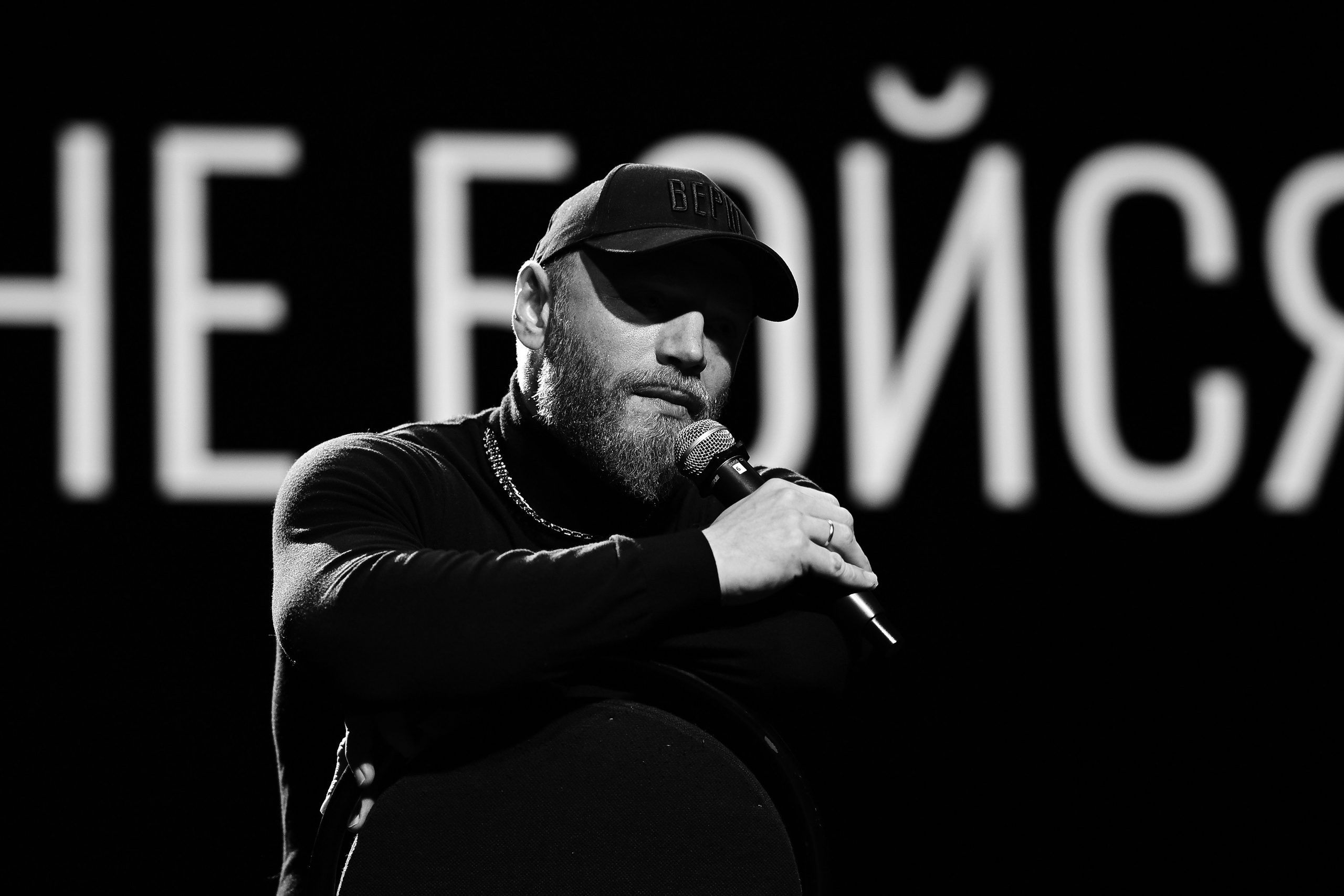 Ведущий выступает на сцене фотофорума Portfolio Party 2025 в Казани, кадр от Алексея Клейменова