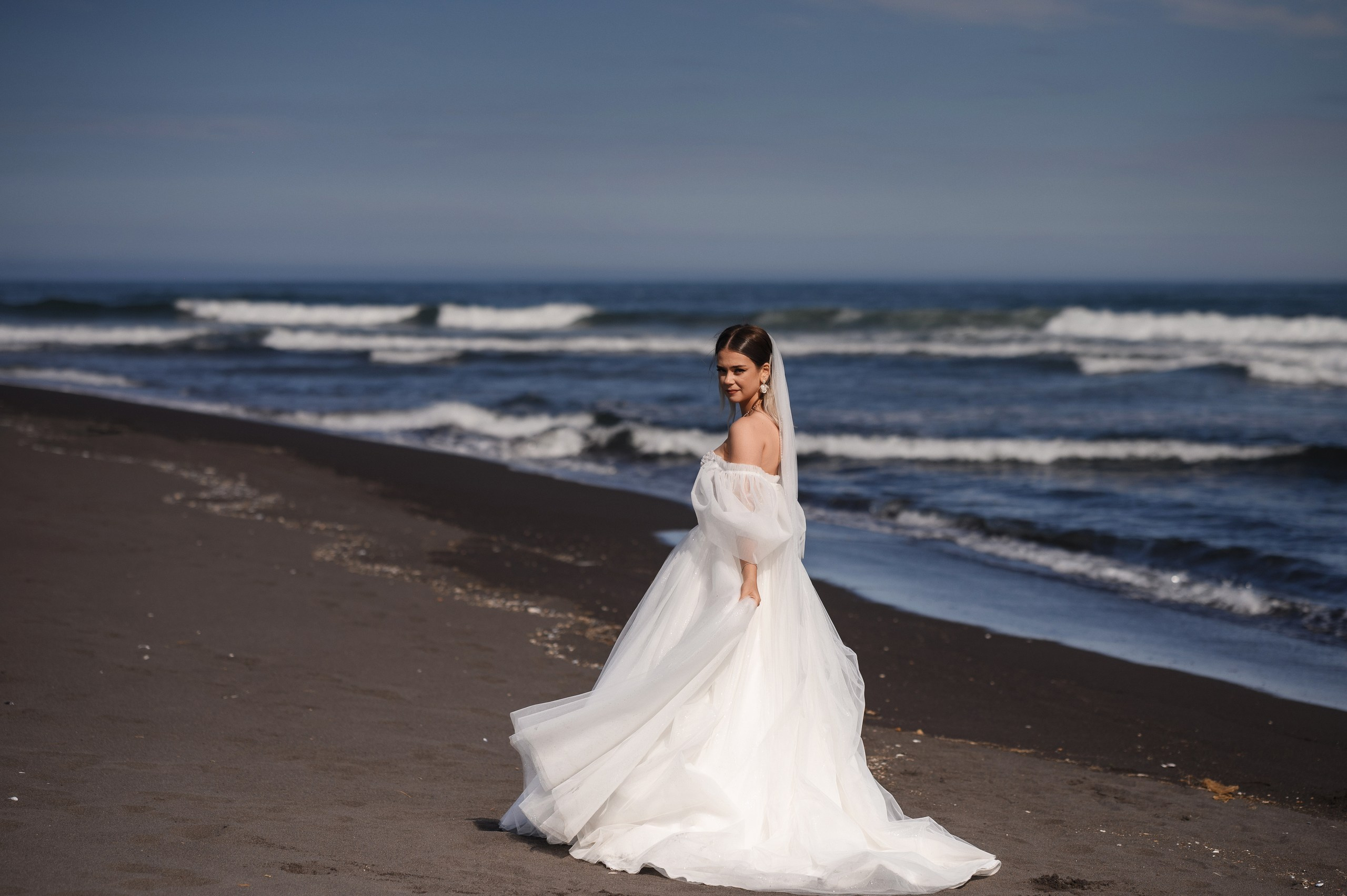 Фотосъемка свадьбы и венчания в Петропавловске-Камчатском на фоне вулканов и Тихого океана. Свадебная церемония в храме с эмоциональными моментами и природными пейзажами Камчатки. Профессиональная фотография пар у алтаря и на фоне диких пейзажей полуострова. Цены на свадебную фотосъемку с уникальными локациями Петропавловска-Камчатского.