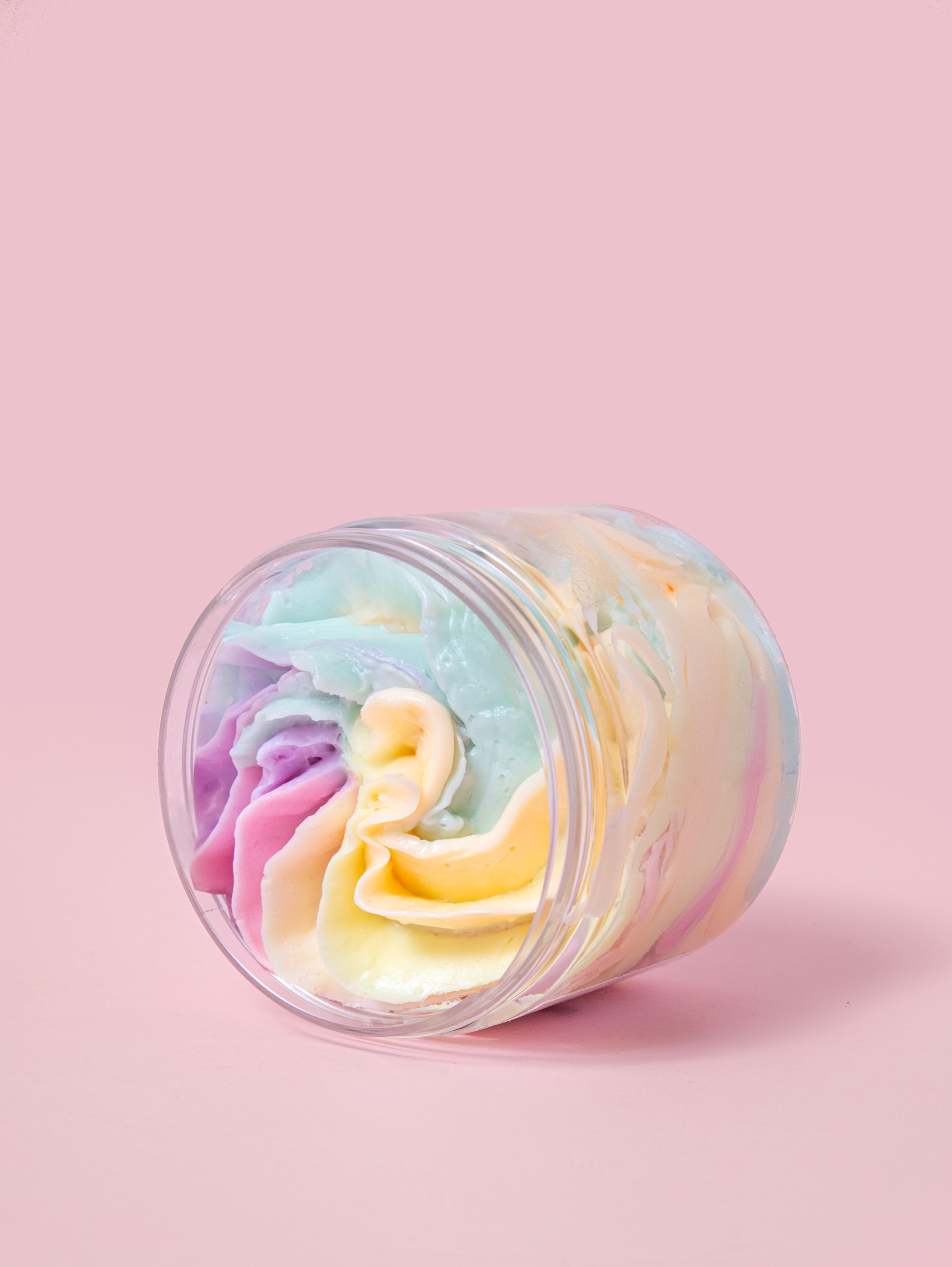 Студийная съемка косметических средств на розом фоне