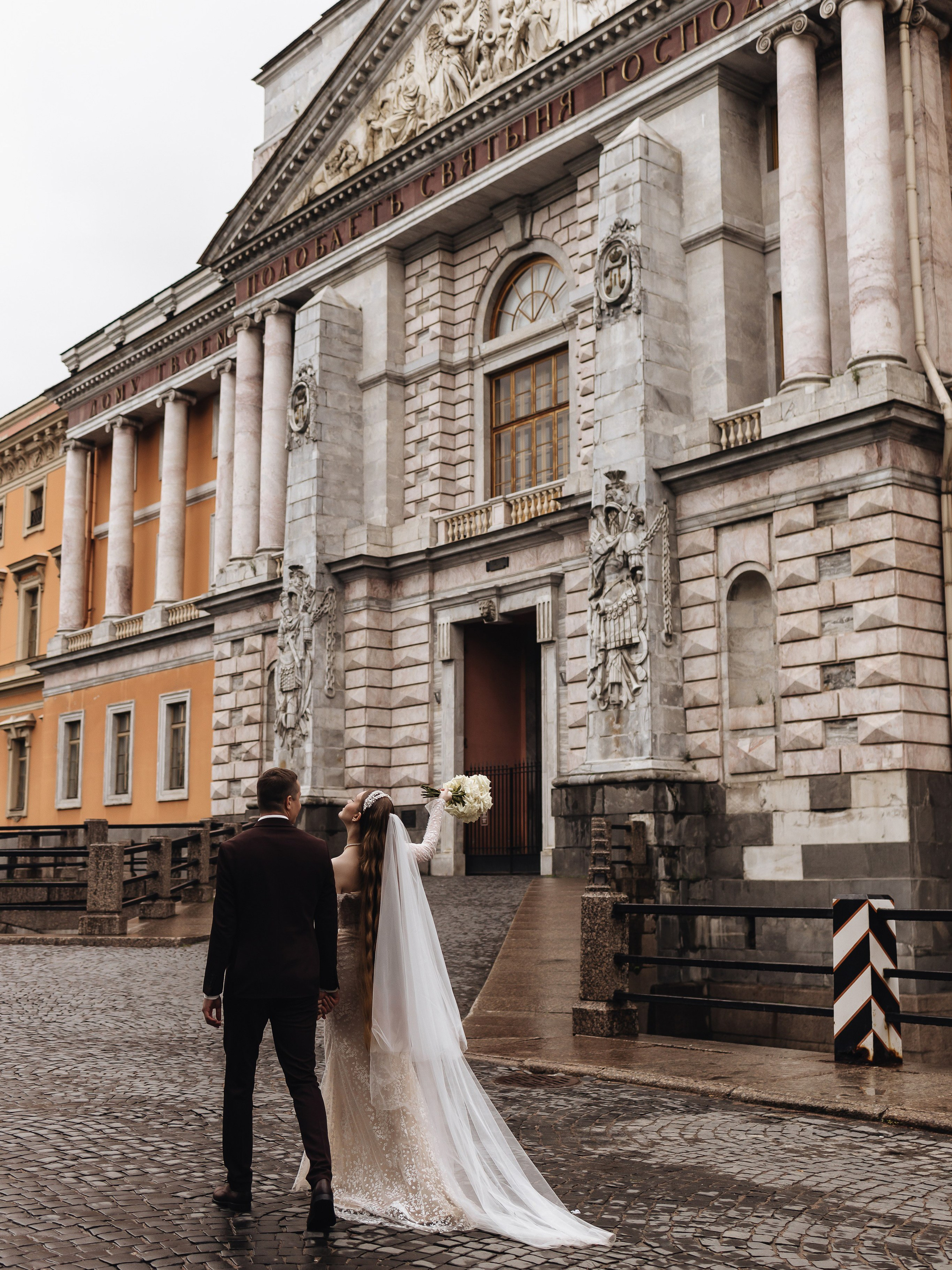 Фотопрогулка у Михайловского замка и в Инженерном сквере Санкт-Петербурга. Тихие аллеи, набережная Фонтанки, виды на замок. Спокойные локации для камерной свадебной съёмки вдали от туристов