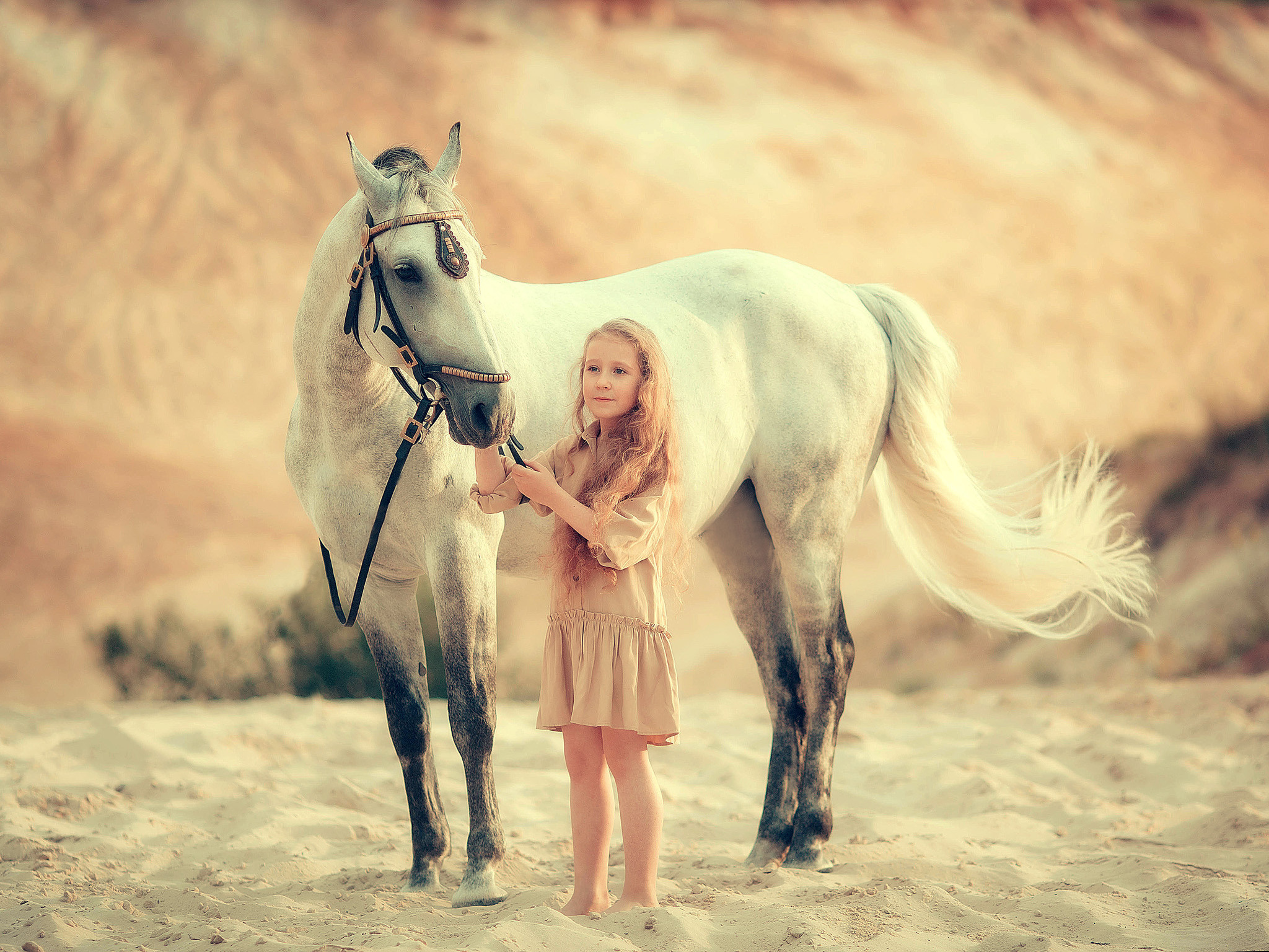 Детская фотосессия с конем Лапиком в песках. Детский и семейный фотограф с животными в Москве Гурьева Надежда