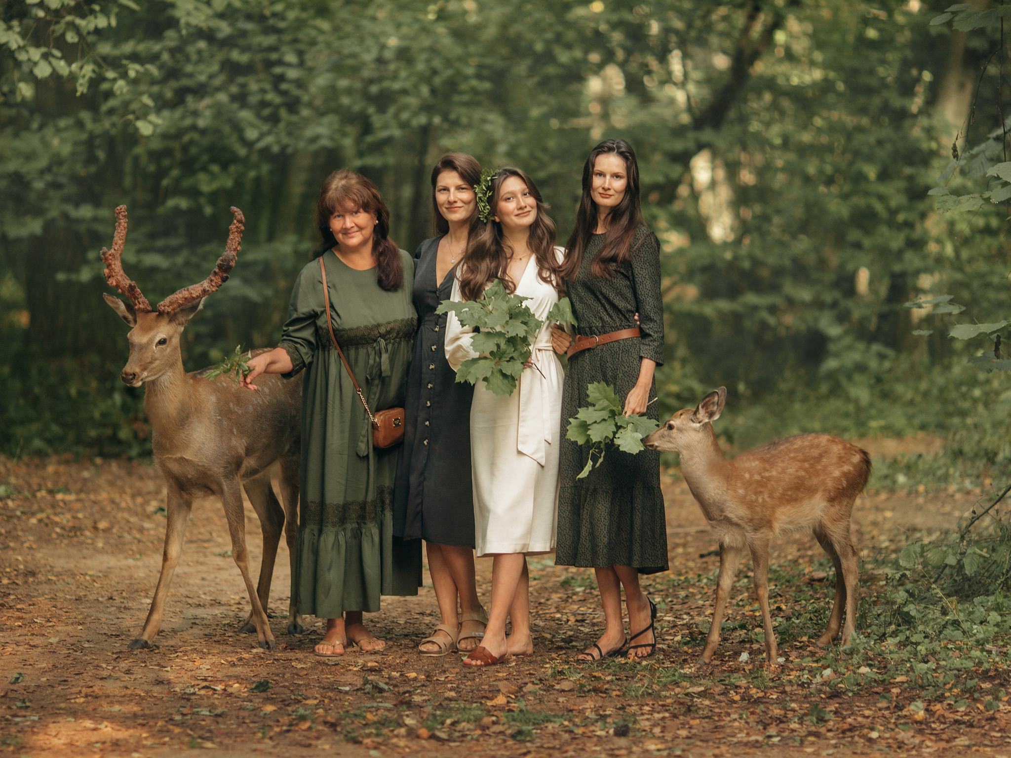 Тамара с сестрами и мамой. Съёмка с оленями. Детский и семейный фотограф с животными в Москве Гурьева Надежда