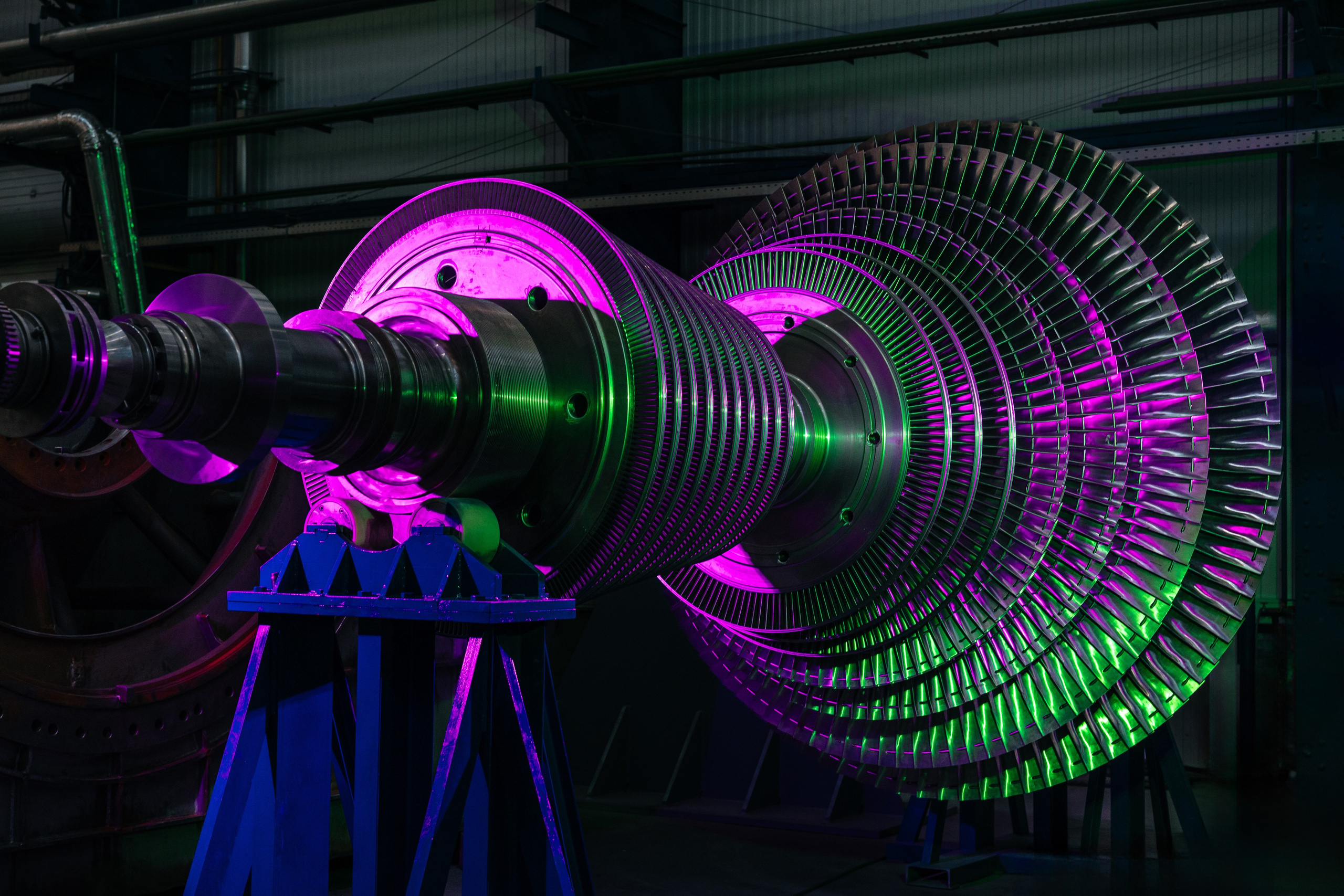 Яркая промышленная съёмка на стыке реальности и визуальных трендов