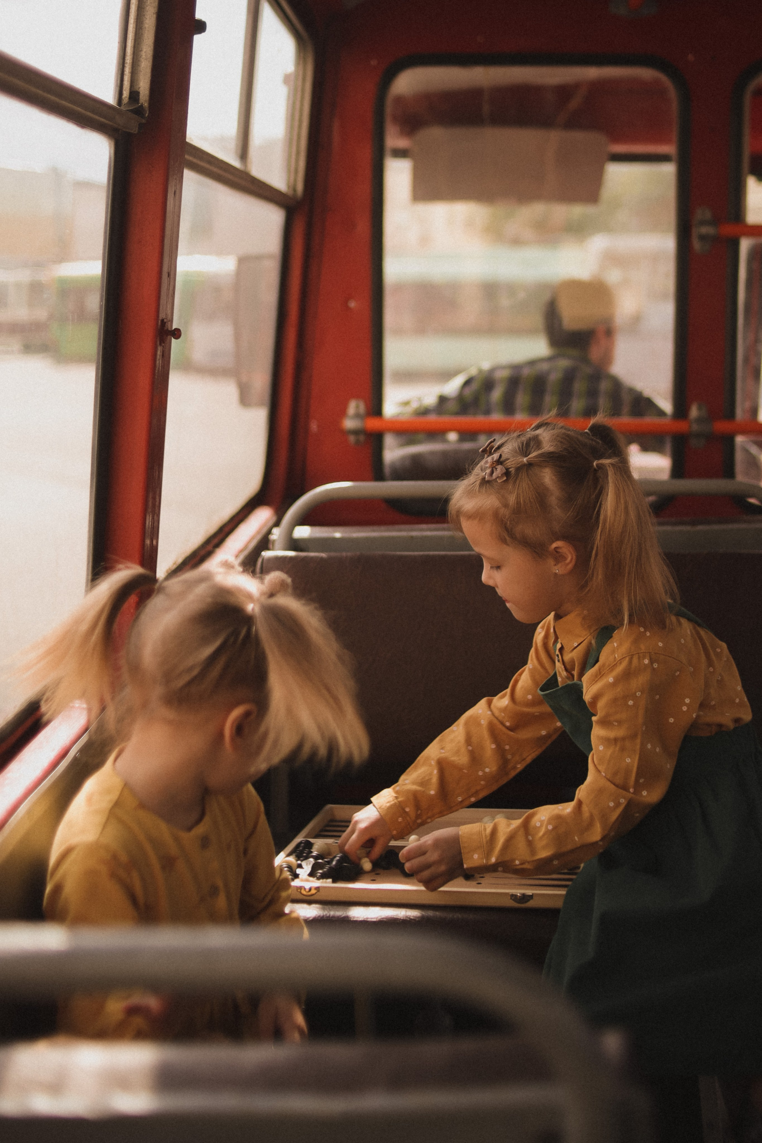 Дети играют в шахматы в автобусе