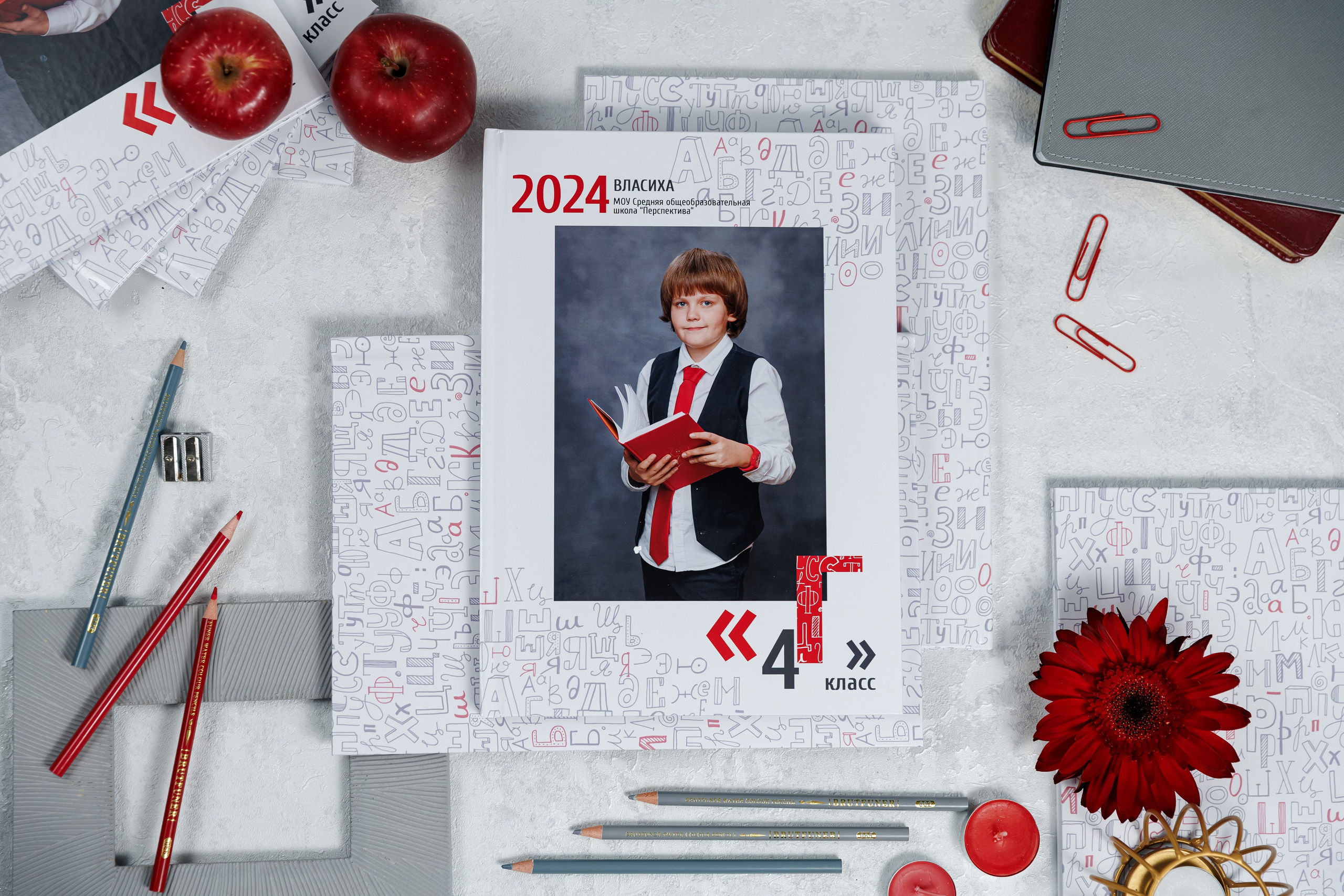 Выпускные альбомы 4 класс. Семейный и детский фотограф Комина Елена, Власиха, Одинцово