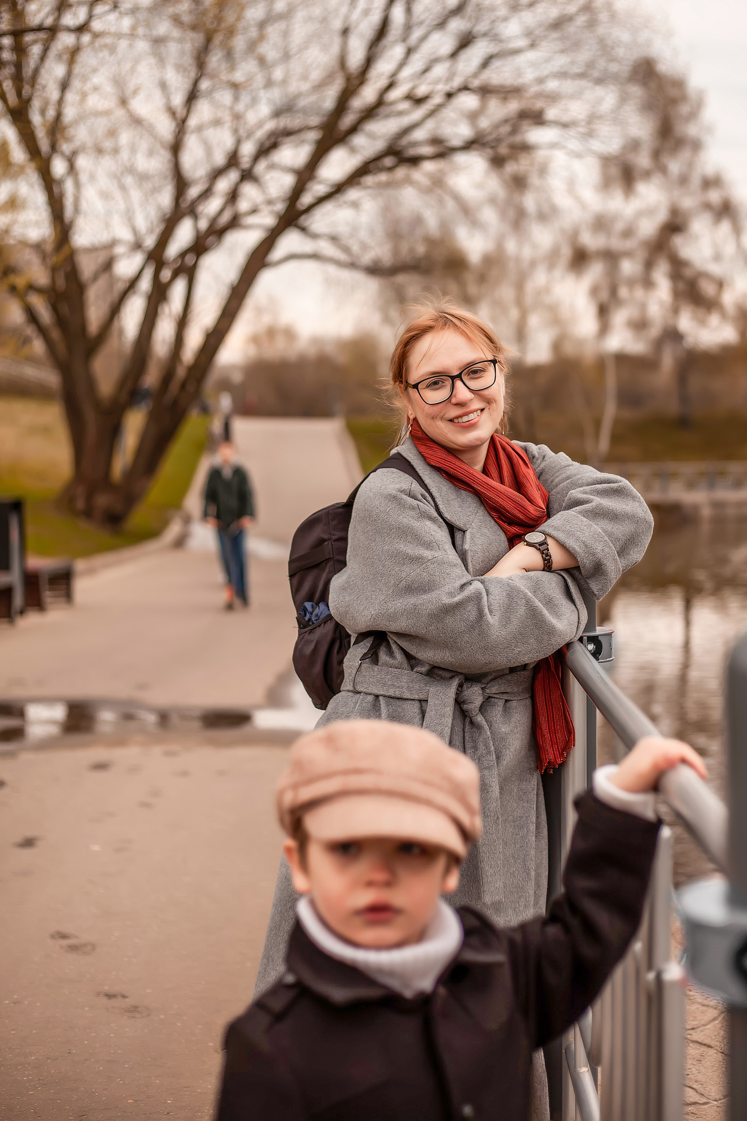 Мама и сын в парке