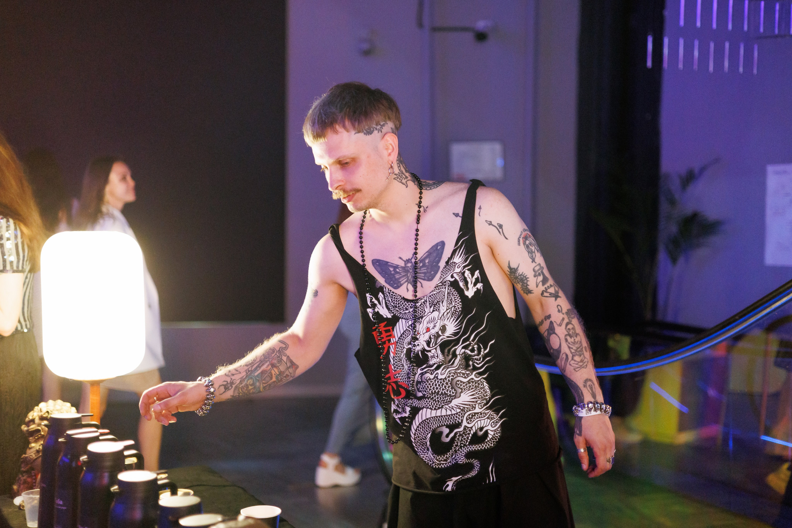 репортажный фотограф александра хитрина-чайный мастер проводит чайную церемонию