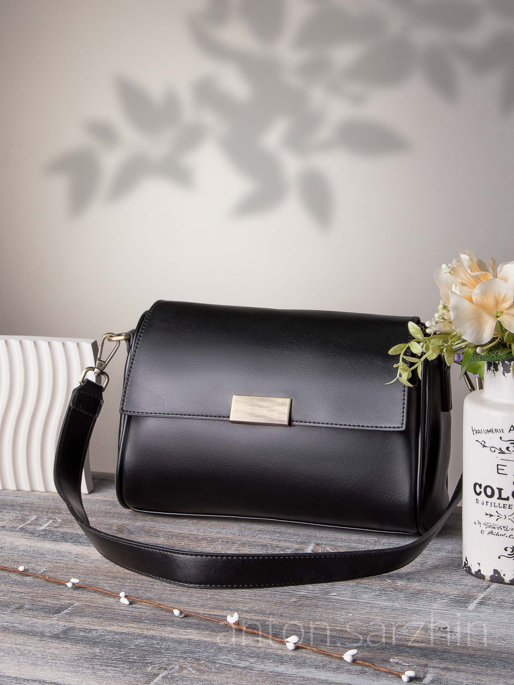 Съемка женской сумки в красивом интерьере