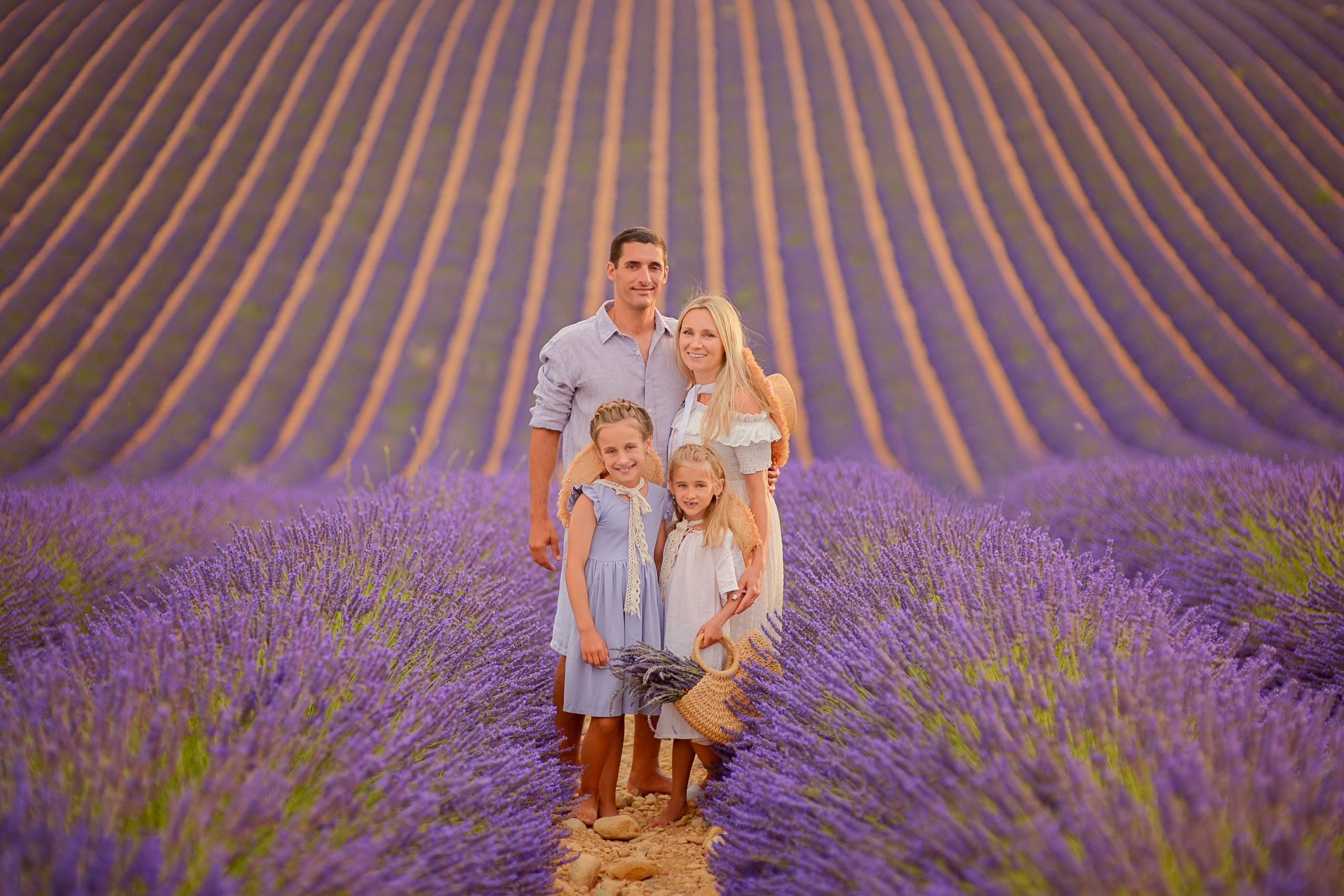 Séances photo dans les champs de lavande 2026. Photographer in Provence Julia Lipiainen