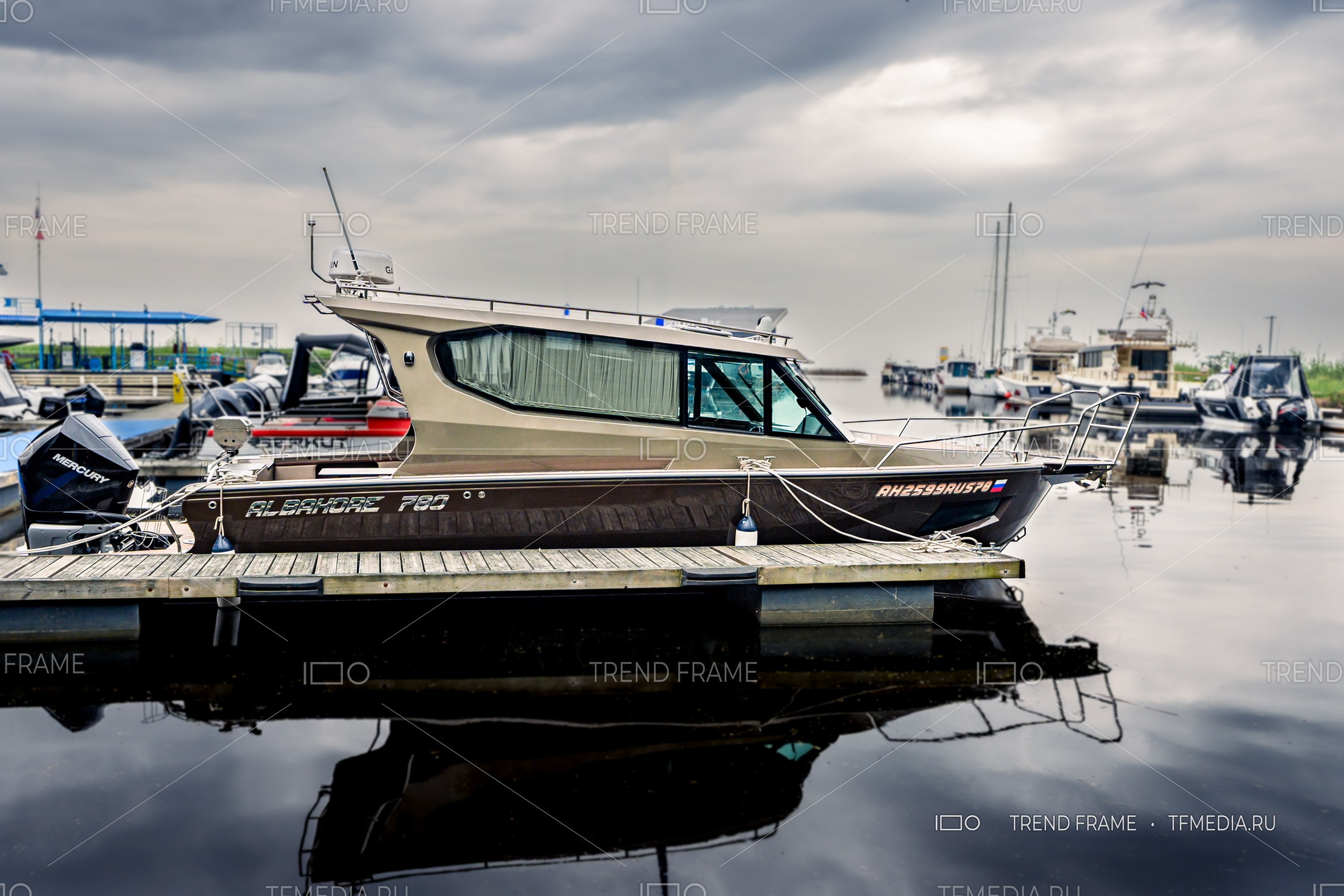 Кабинная лодка Albakore 780 у причала на выставке лодок в Санкт-Петербурге 2025 (TrendFrame, tfmedia.ru)