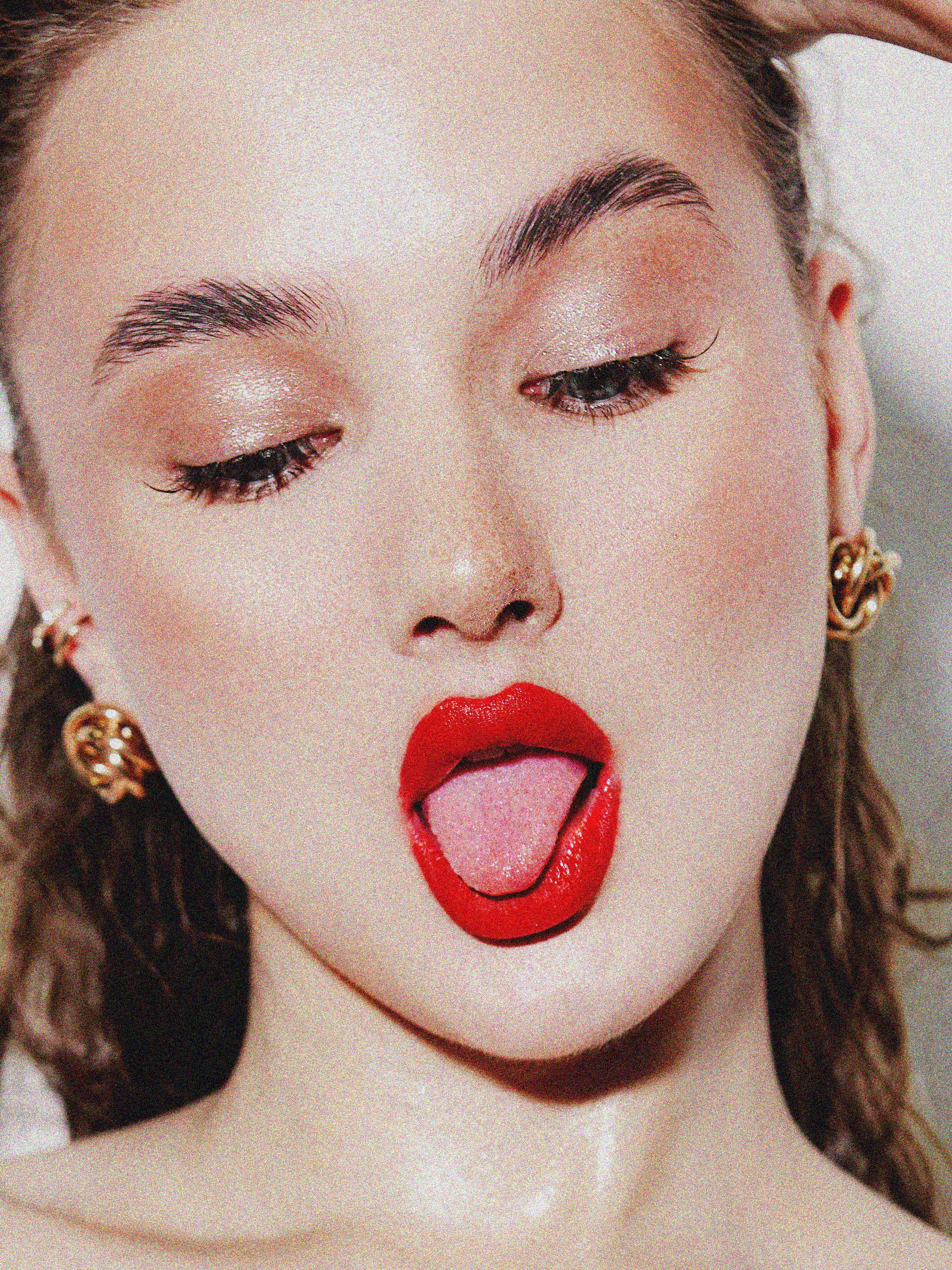 Художественный портрет девушки в контрастных цветах — премиальная стилистика