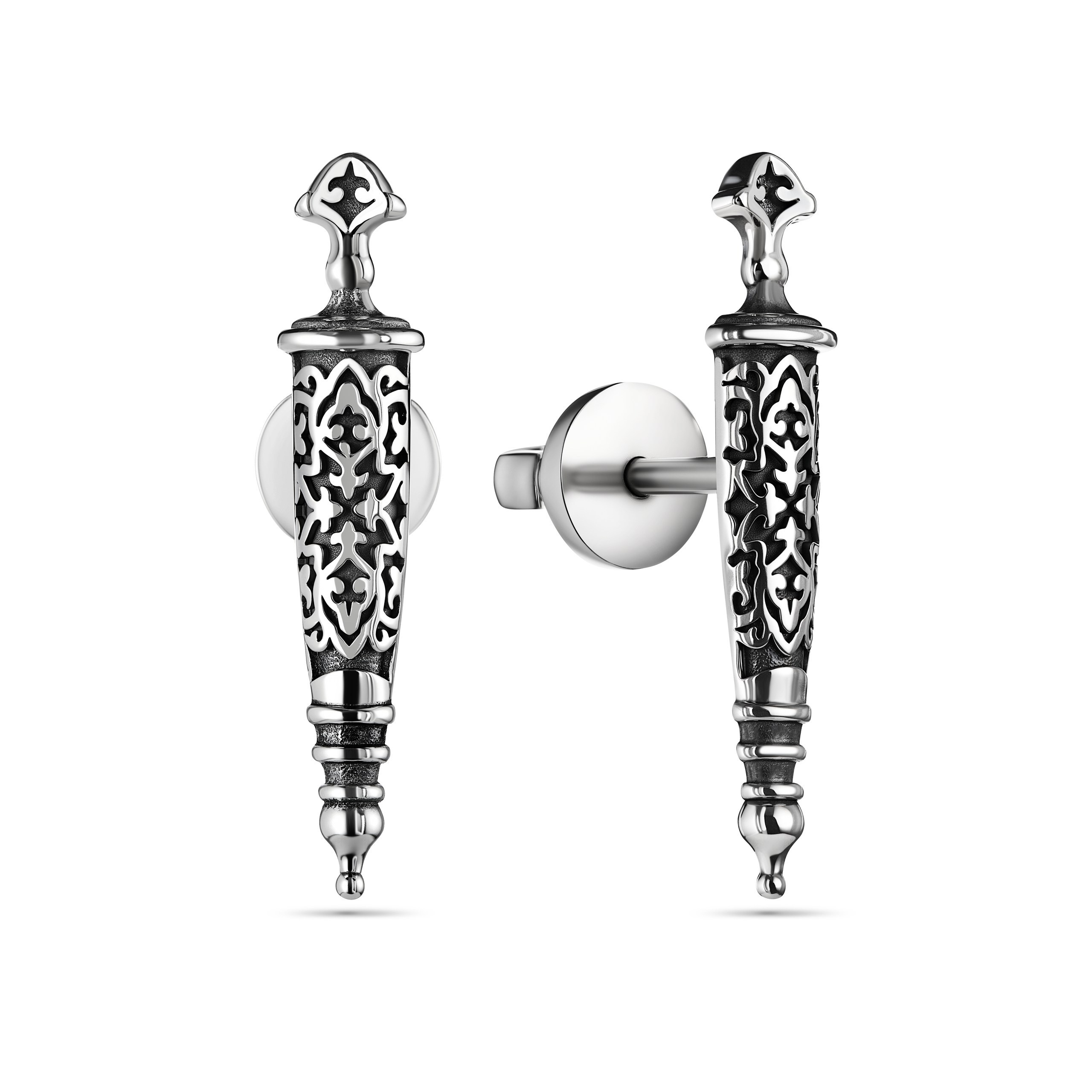 Рекламная фотосъёмка серебряных серёжек в виде миниатюрных кинжалов с орнаментом, студийный минимализм и акцент на деталях.