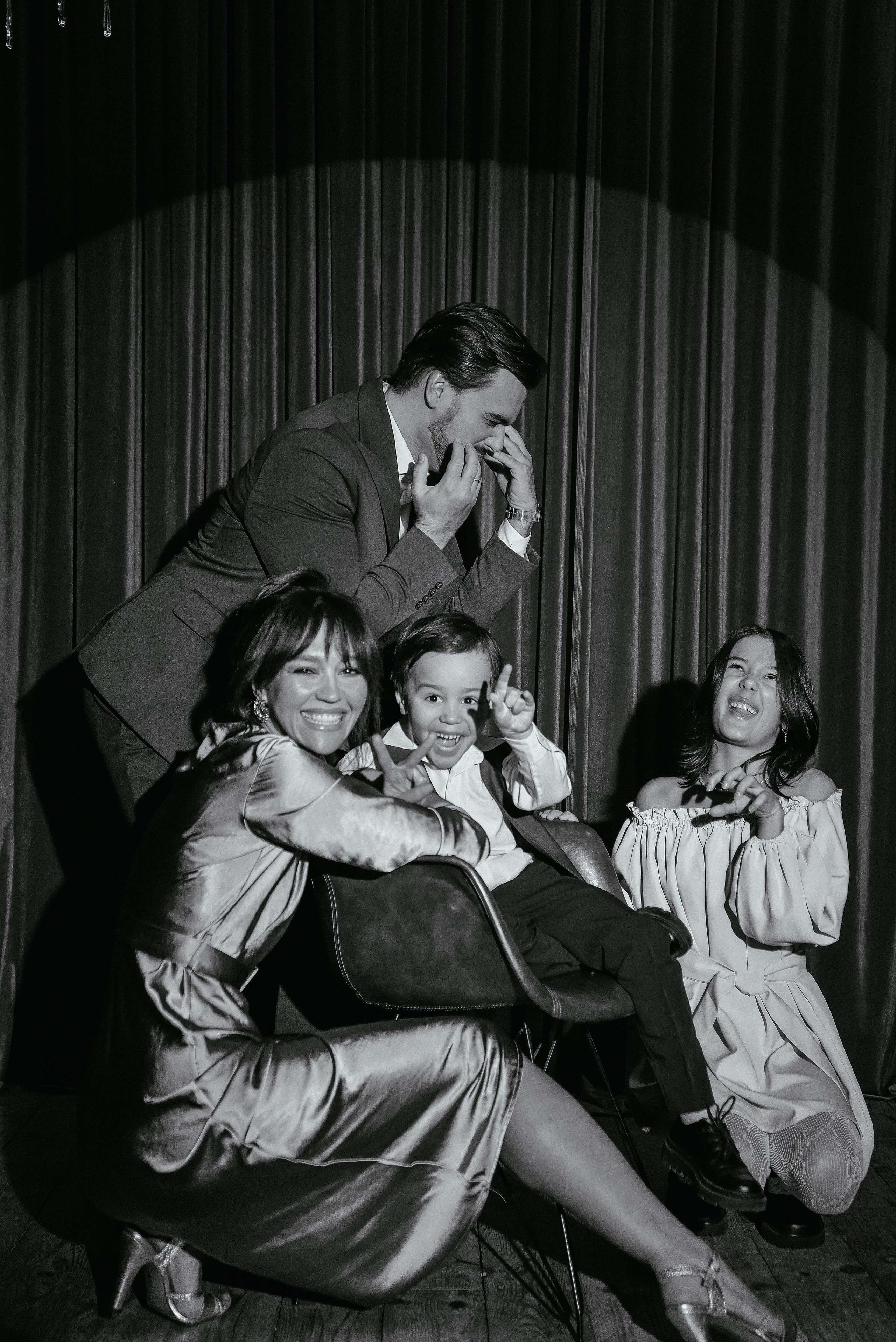 Стильная семейная фотосессия на бархатном фоне в студии. Фотограф Дарья Едапина Новосибирск