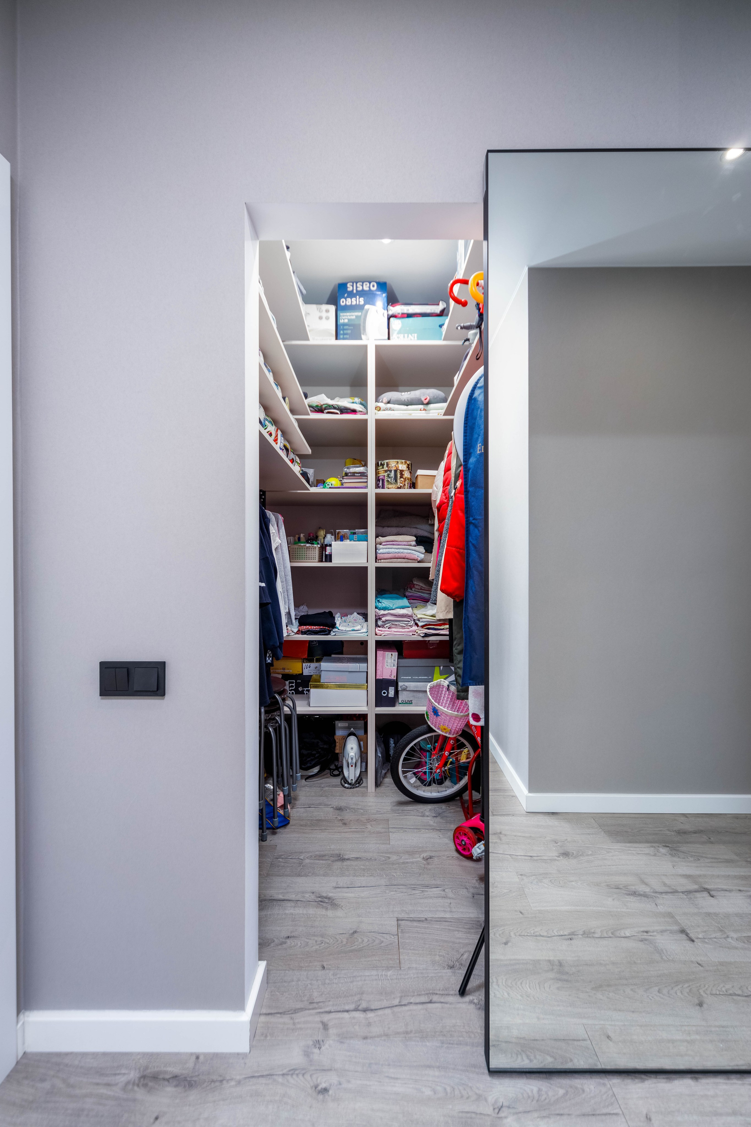 Интерьер гардеробной в трехкомнатной квартире в ЖК Минск Мир