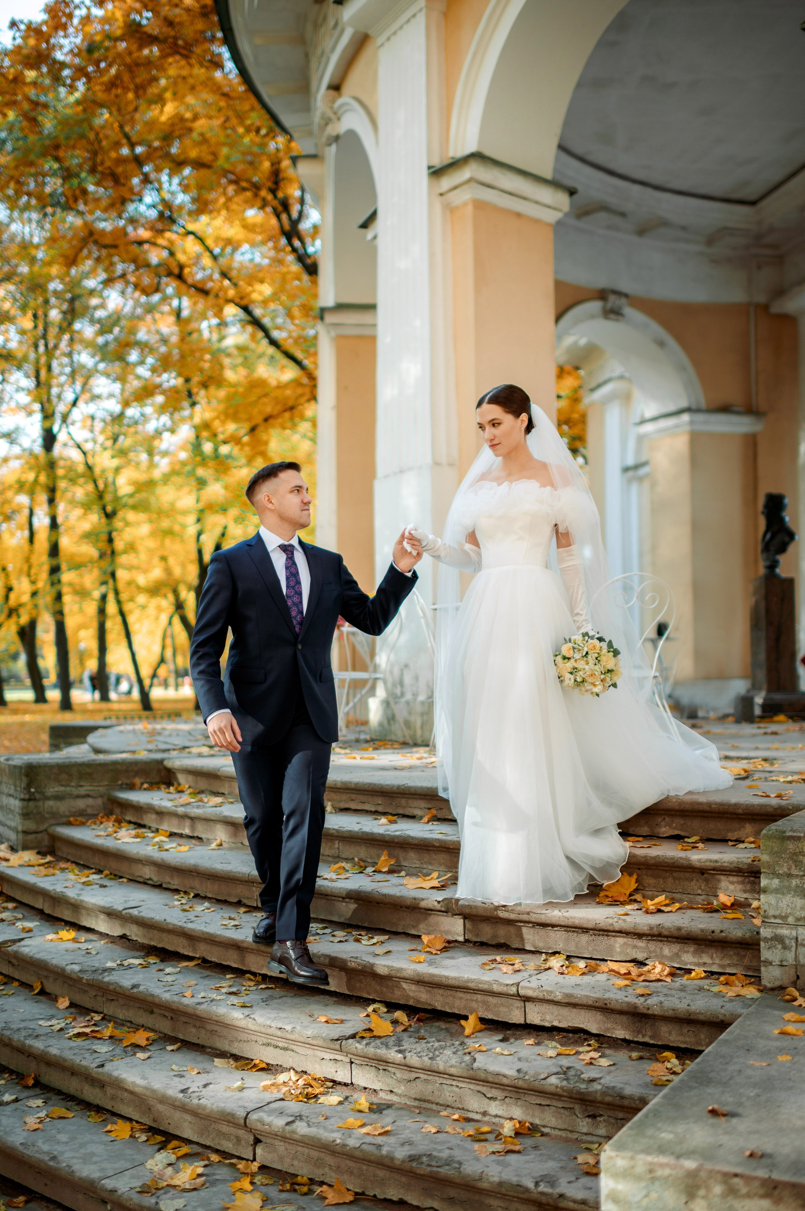 Осенняя великолепная свадебная прогулка жениха и невесты в октябре в Санкт-Петербурге в Михайловском парке и у Атлантов на Миллионной улице. Портретный, семейный и свадебный фотограф в Санкт-Петербурге и в Пушкине Ширяев Денис