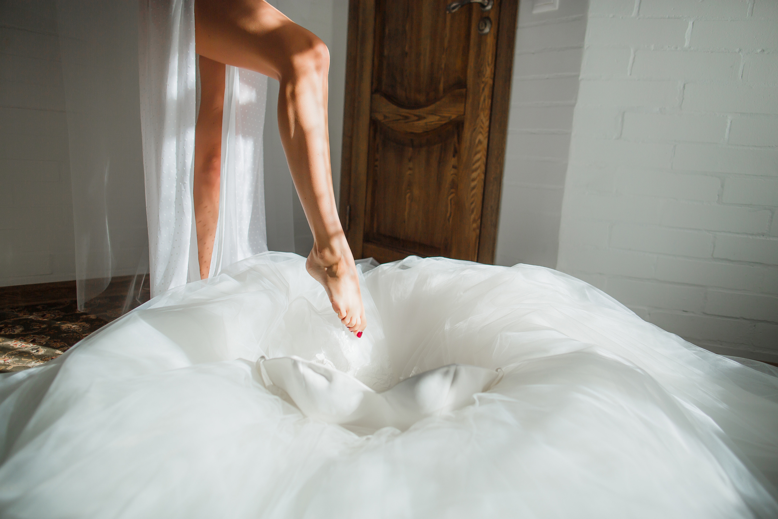 Ноги невесты со свадебным платьем. Фотосессия утра невесты. Свадебный фотограф в Ростове-на-Дону Андрей Сайфутдинов