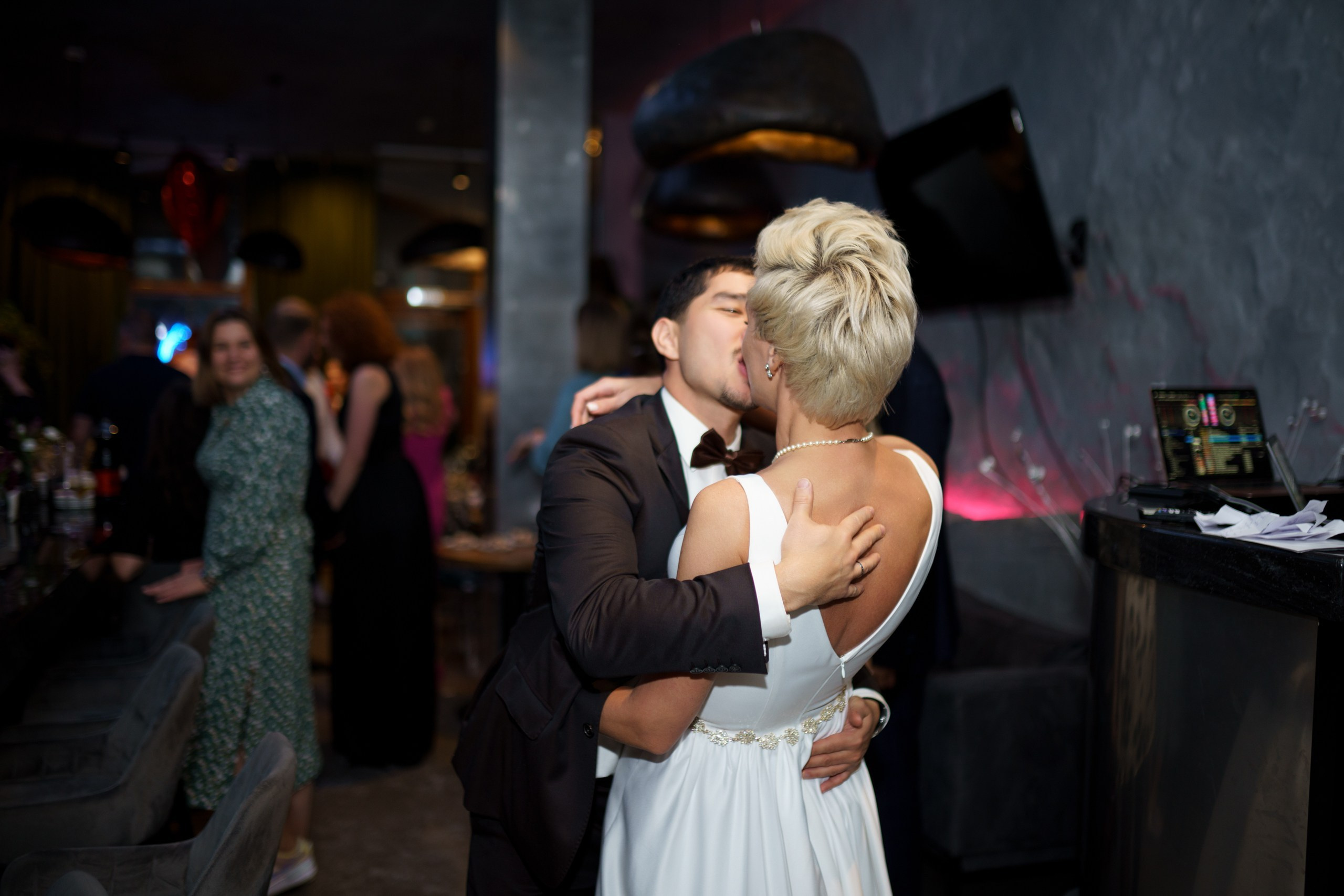 репортаж с банкета поцелуй невесты