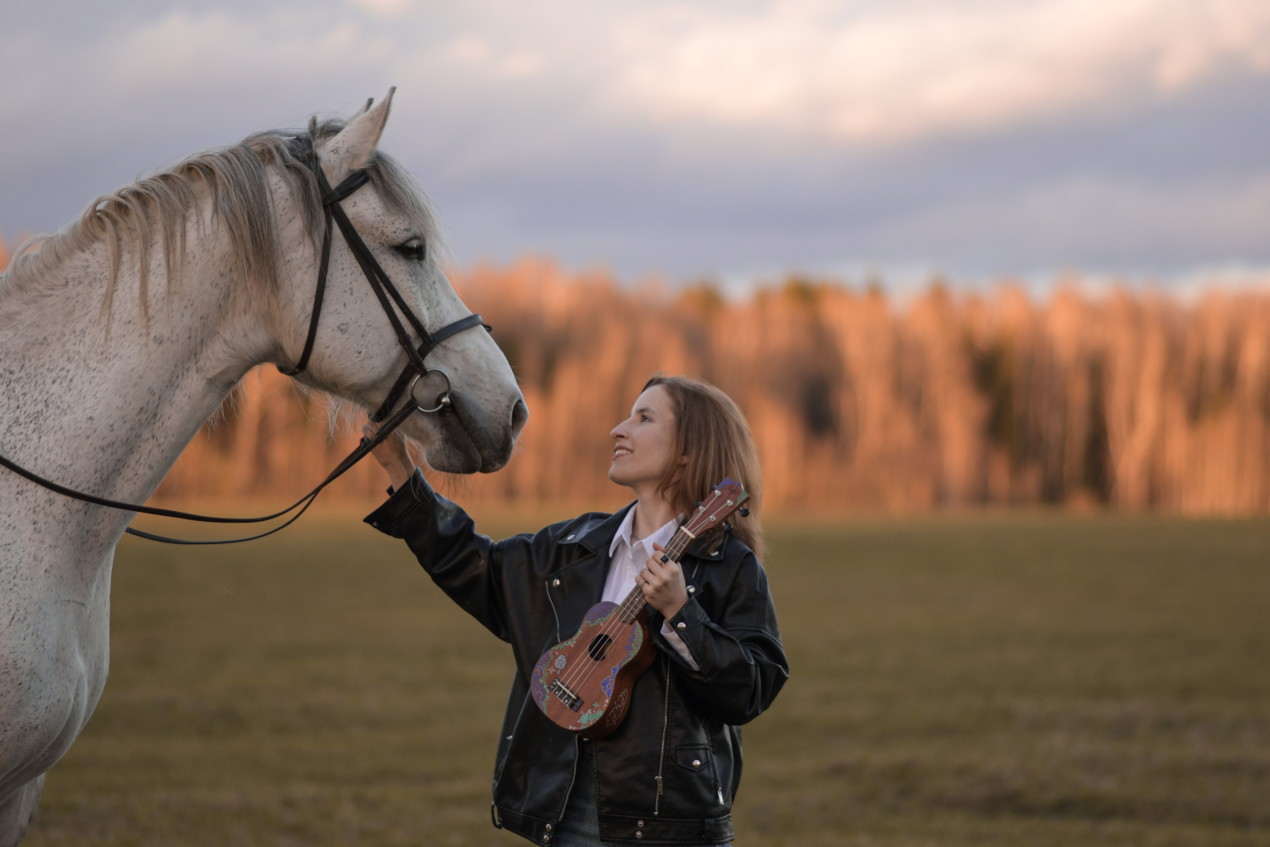 Красивый портрет на природе, летний вечер, девушка и лошадь