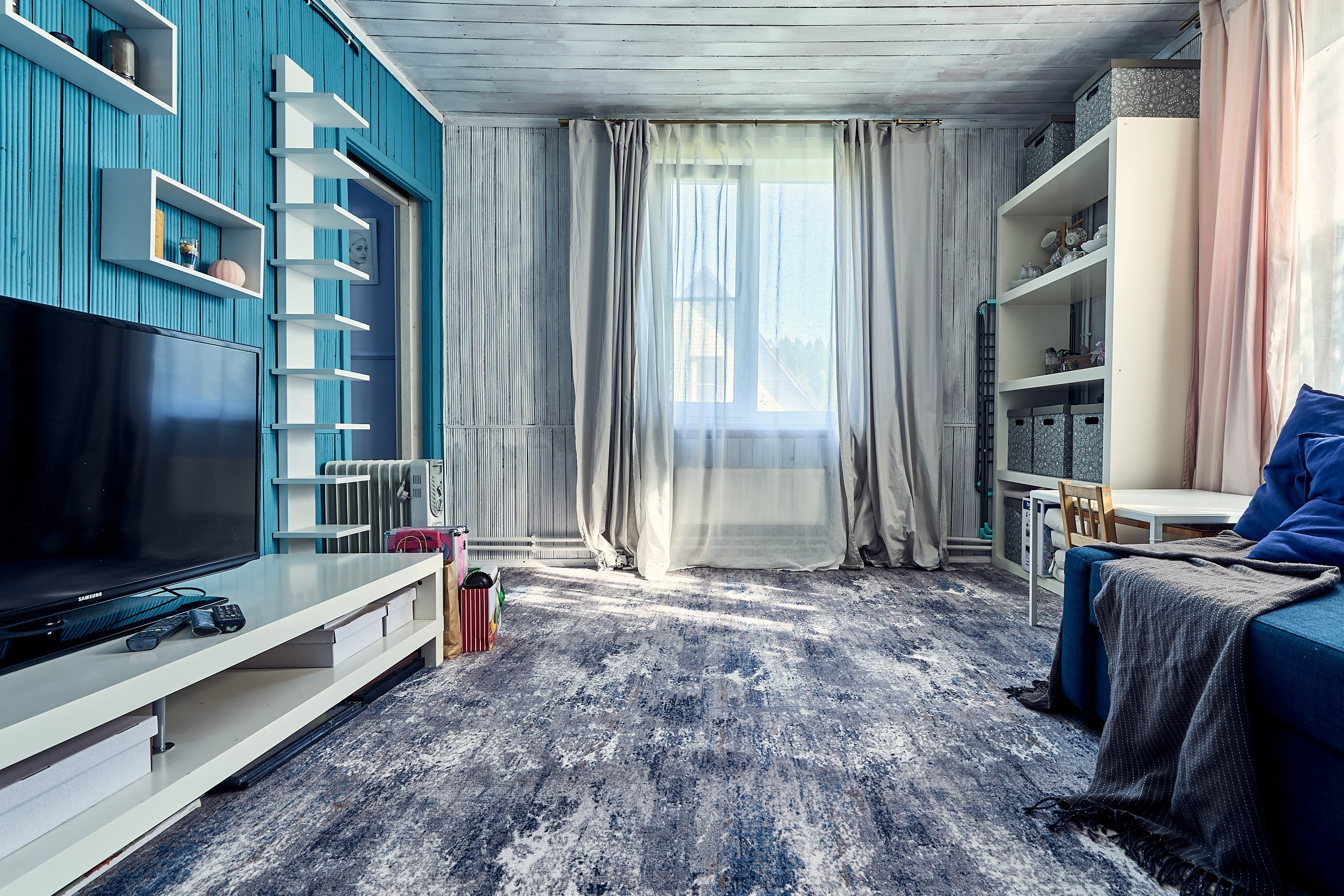 Интерьерное фото гостиной в загородном доме в Московской области, фронтальный ракурс, общий план