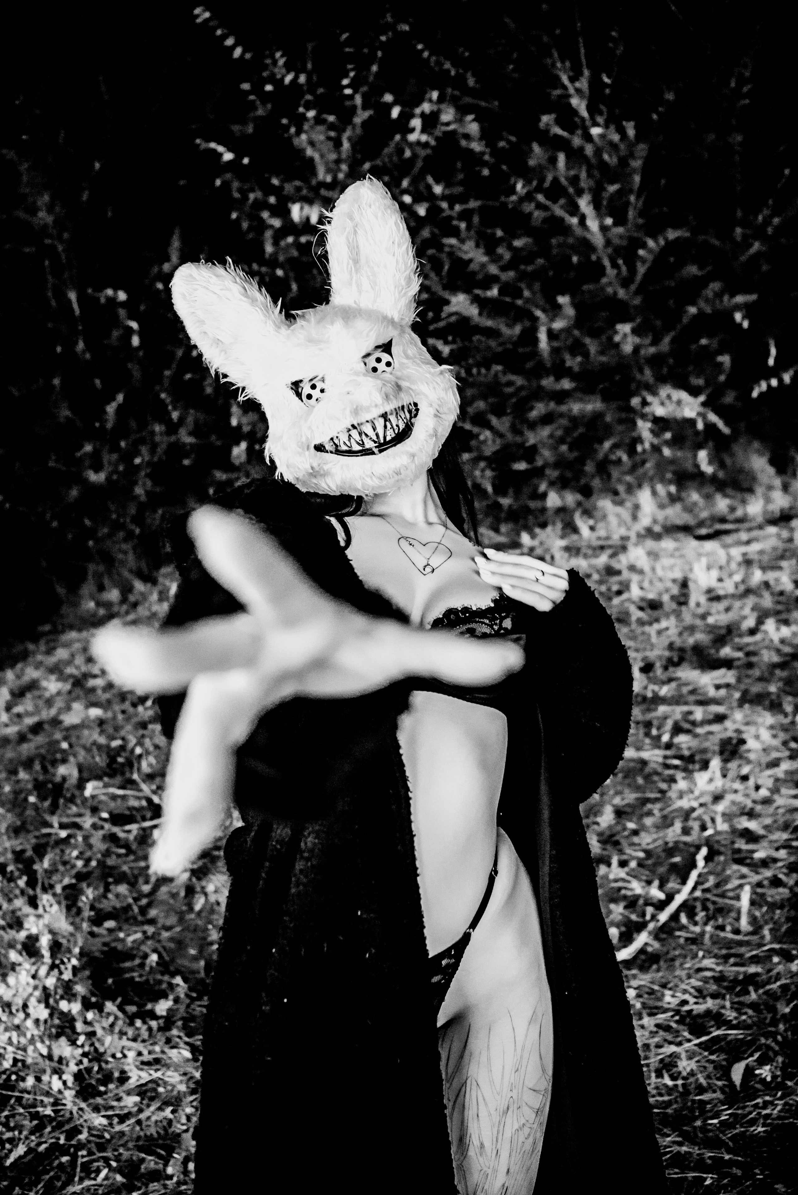 Концептуальная съемка в гранж эстетике - крупный план маски с деталями.