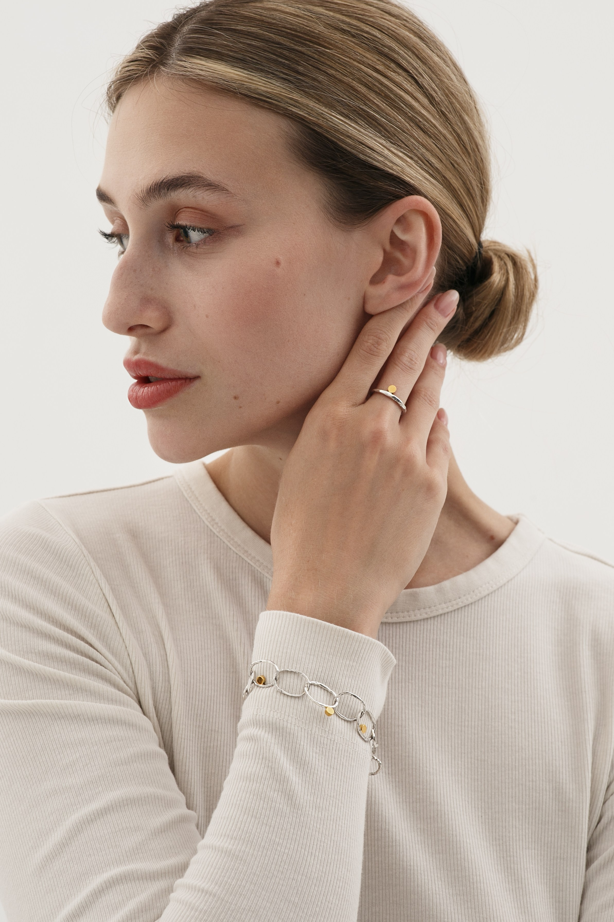 Портрет девушки в светлом лонгсливе