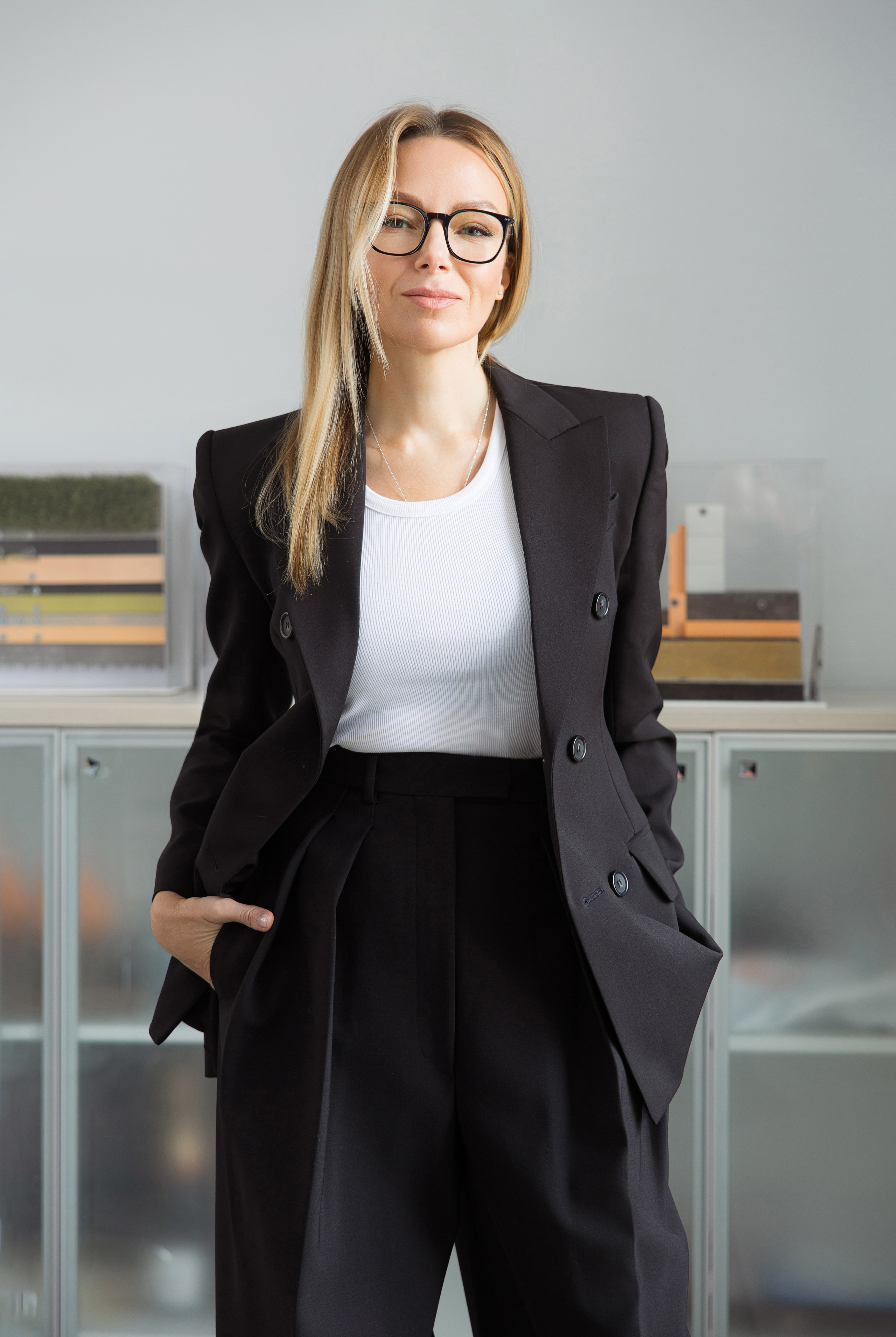 Портрет девушки руководителя в очках и пиджаке