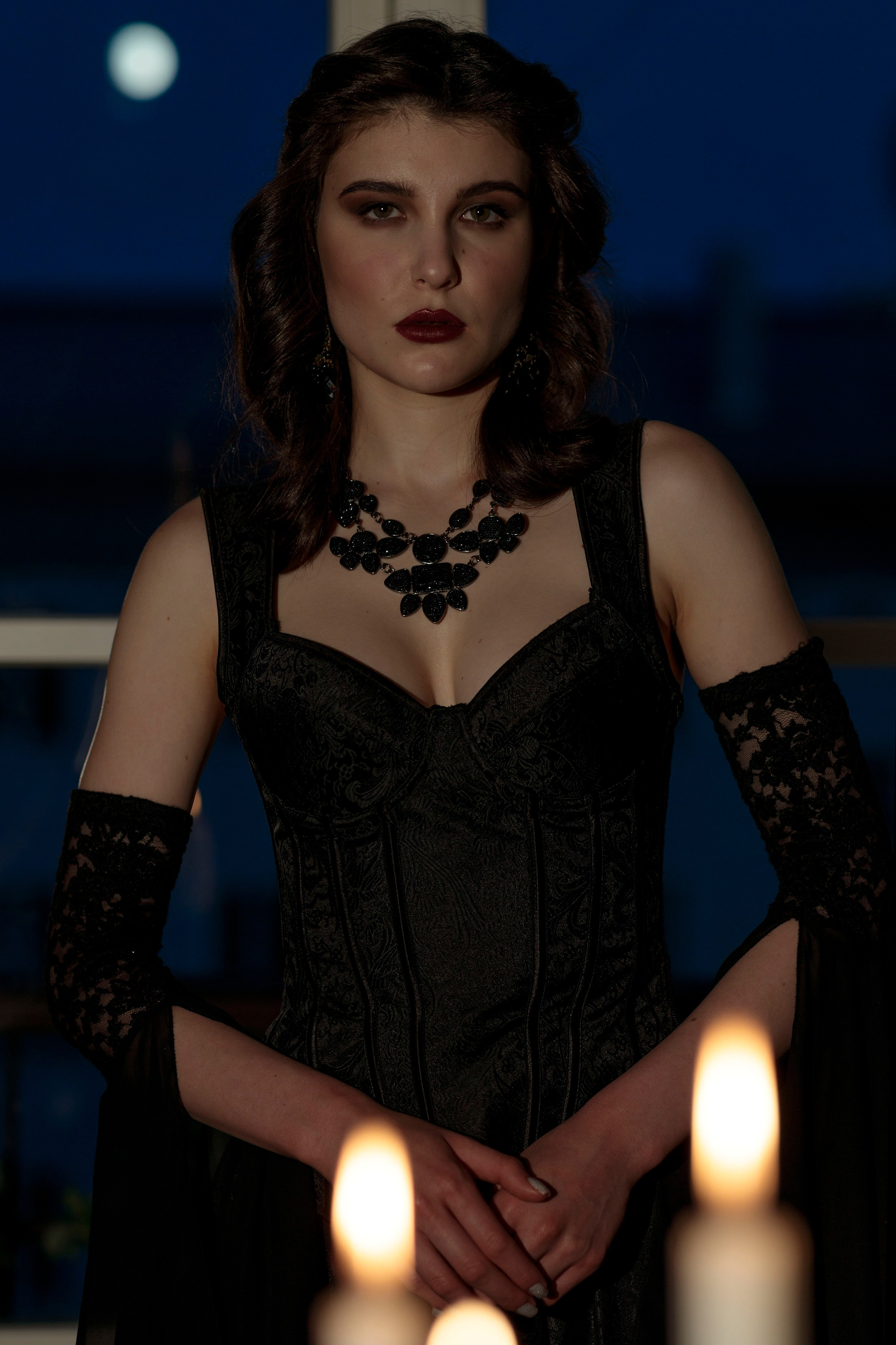 Взгляд девушки уверенный, готовый растерзать всё вокруг