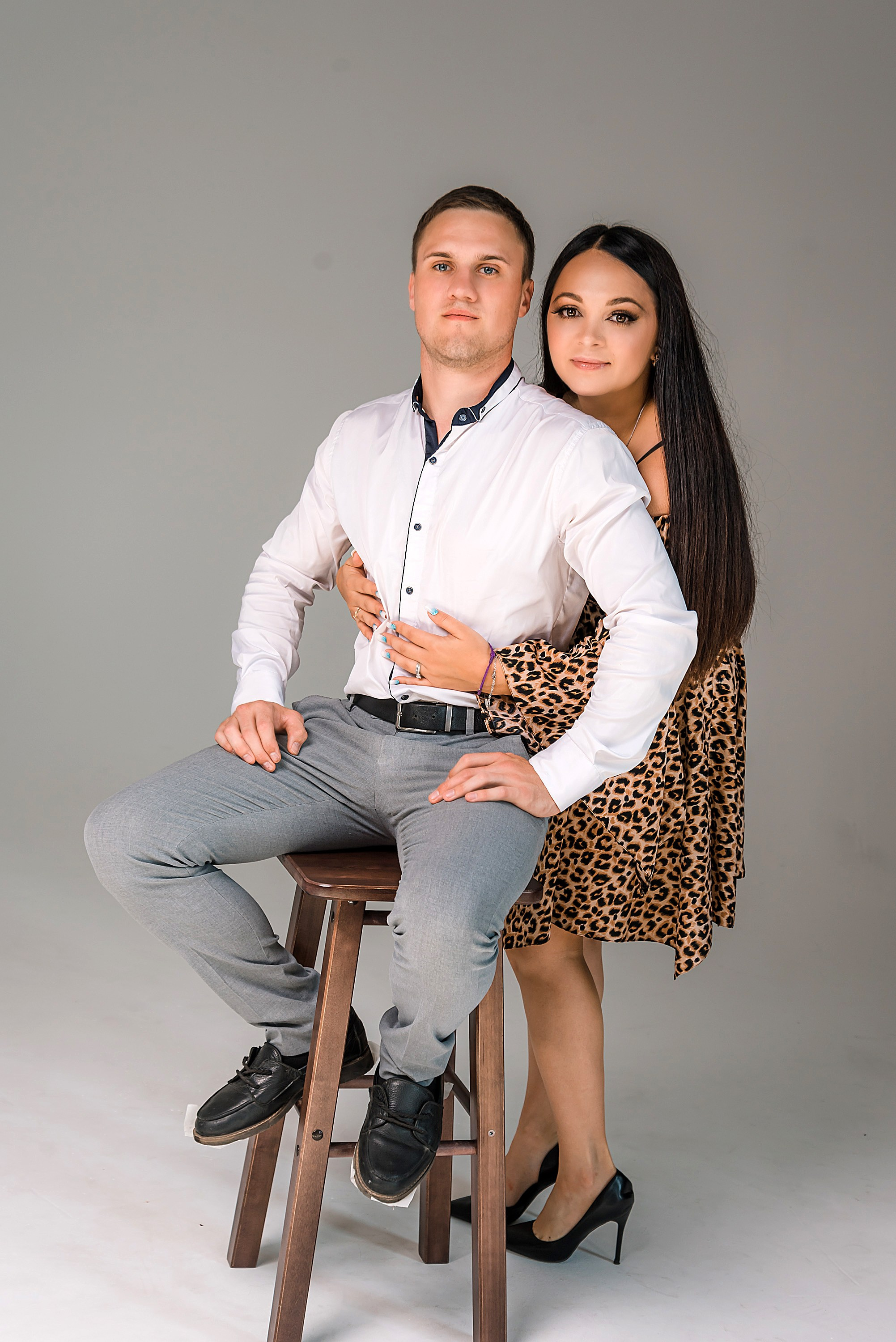 На фотографии пара муж и жена.