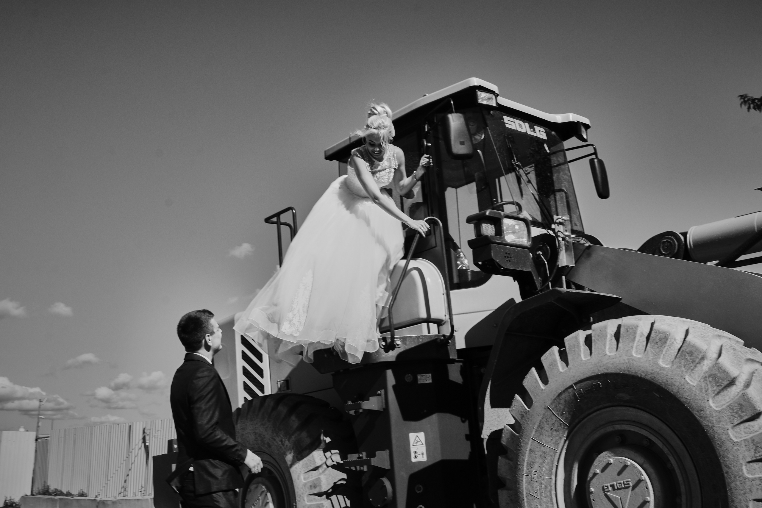 Они залезли на трактор…. Свадебный фотограф Анастасия Лахтионова