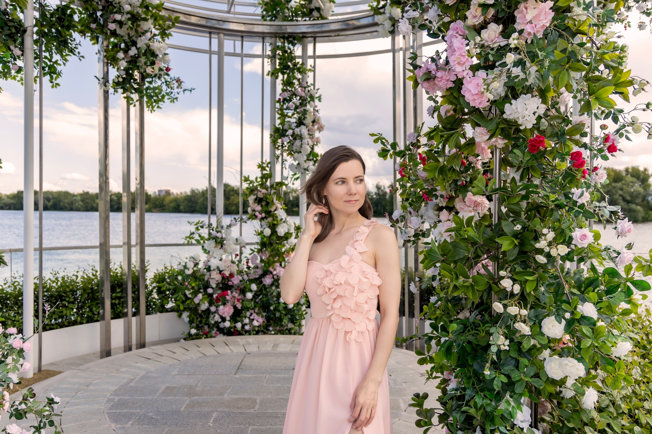 Фотосессия на новой набережной Коломенского: нежность, цветы и вдохновение. Репортажный, семейный и студийный фотограф в Москве Демин Алексей