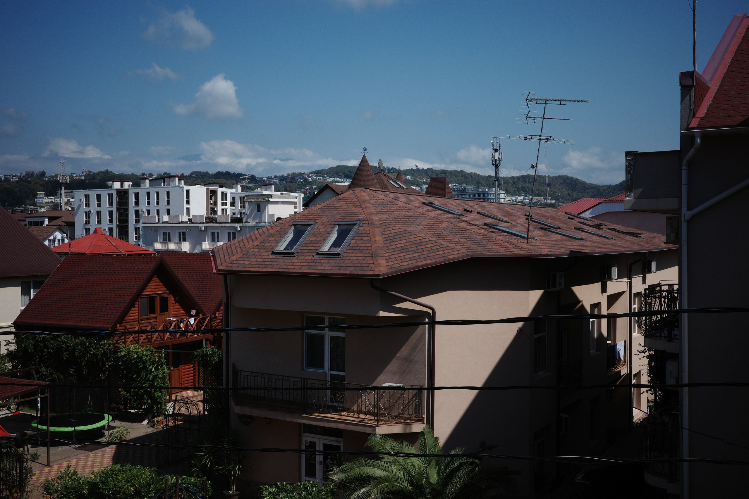 Виды из отеля на местные районы в Сириусе