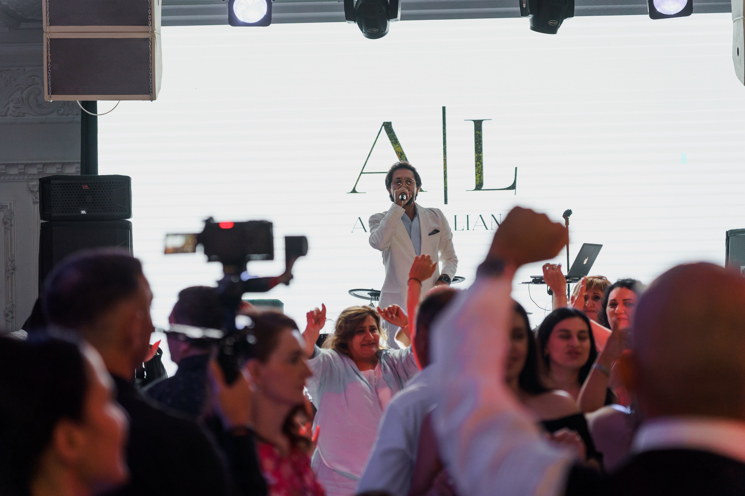 Сватовство в Краснодаре от лучших свадебных фотографов и операторов ТВИНС СТУДИО. ТВИНС СТУДИО — лучшие свадебные фотографы и видеографы в Краснодаре