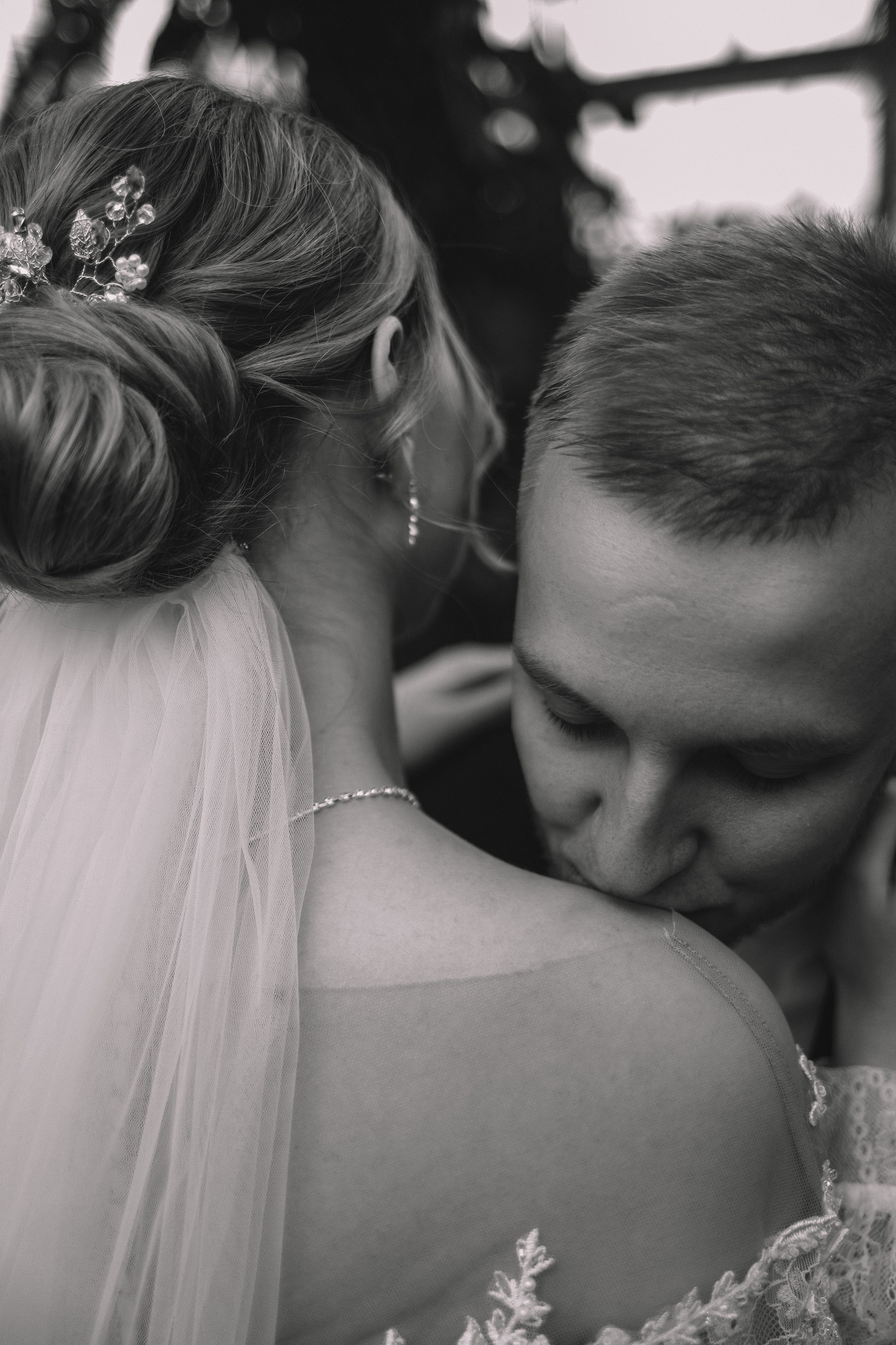 Черно-белое фото пары, поцелуй, свадебная съемка