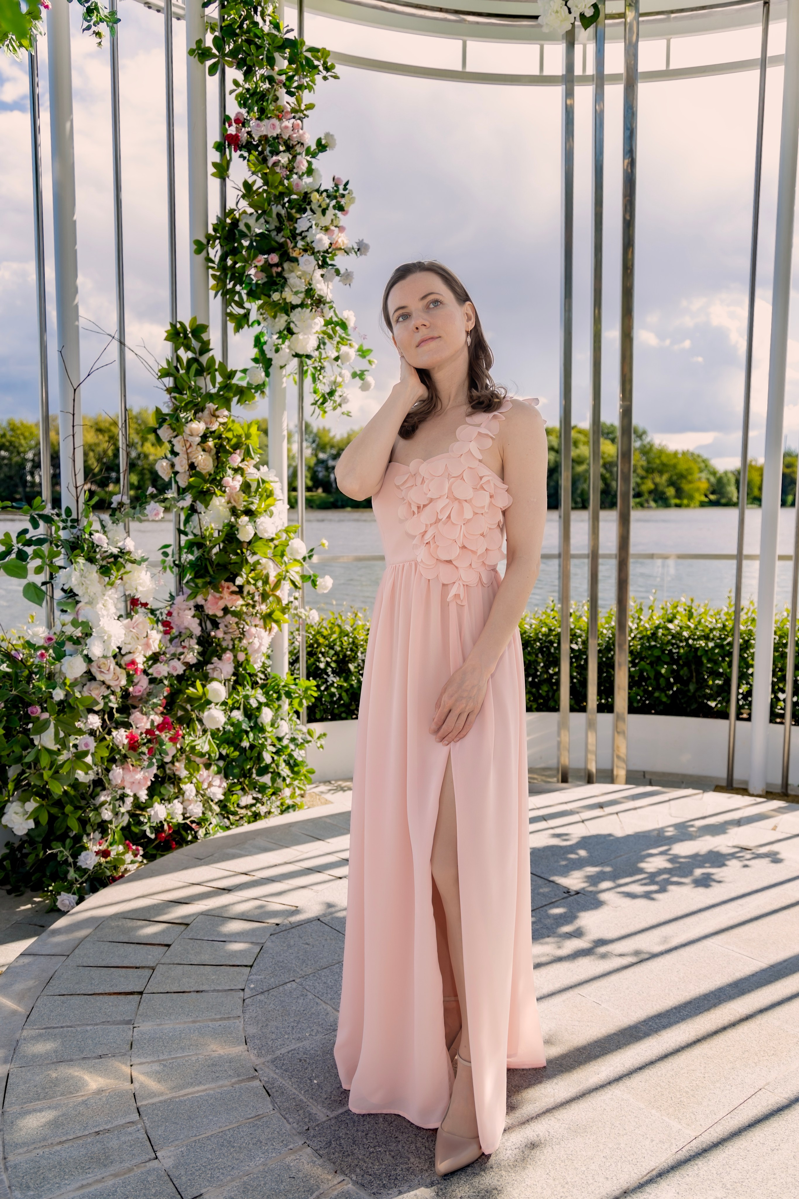 Фотосессия на новой набережной Коломенского: нежность, цветы и вдохновение. Репортажный, семейный и студийный фотограф в Москве Демин Алексей