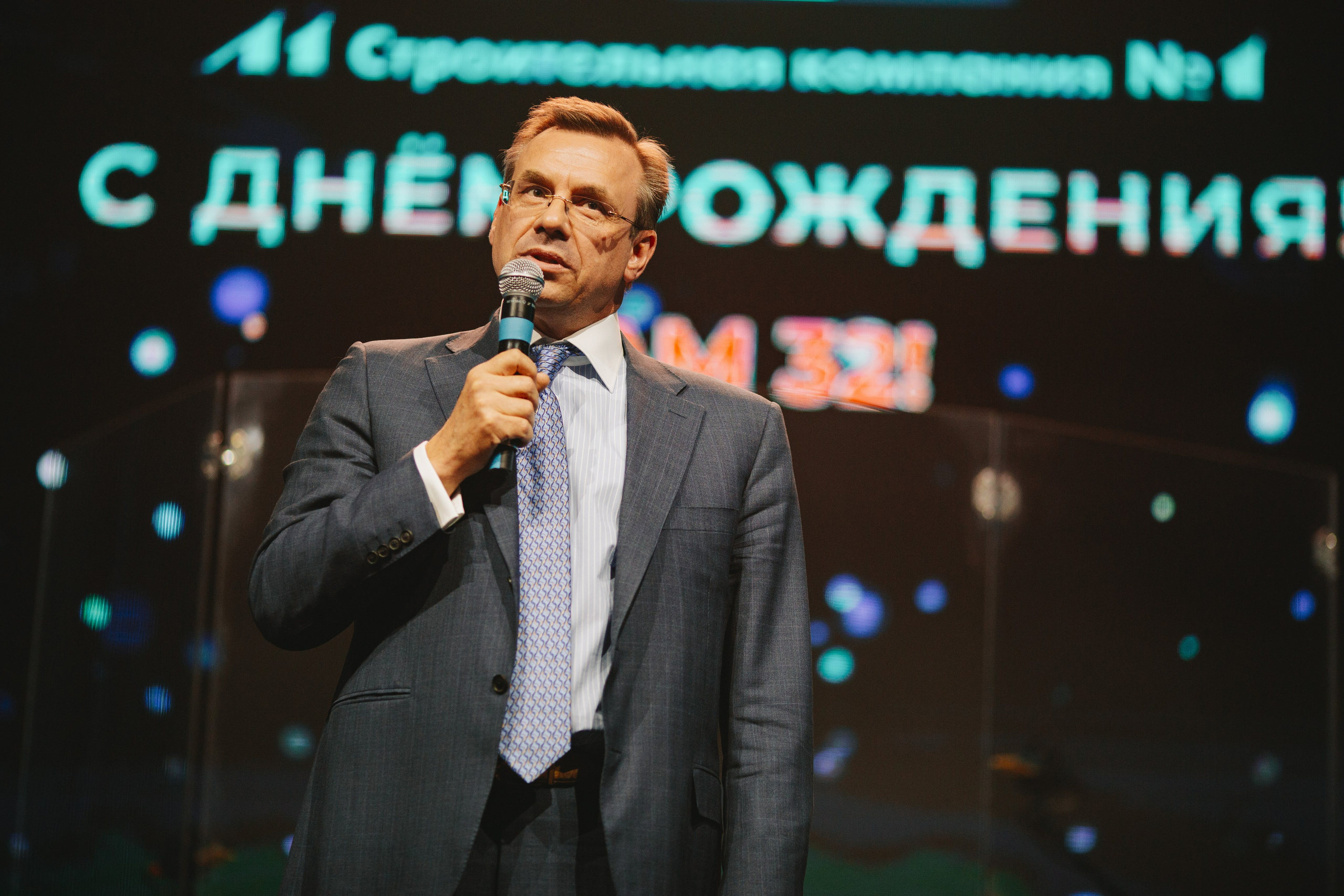 Генеральный директор строительной компании Л1 Павел Андреев поздравляет сотрудников со сцены Loft Hall