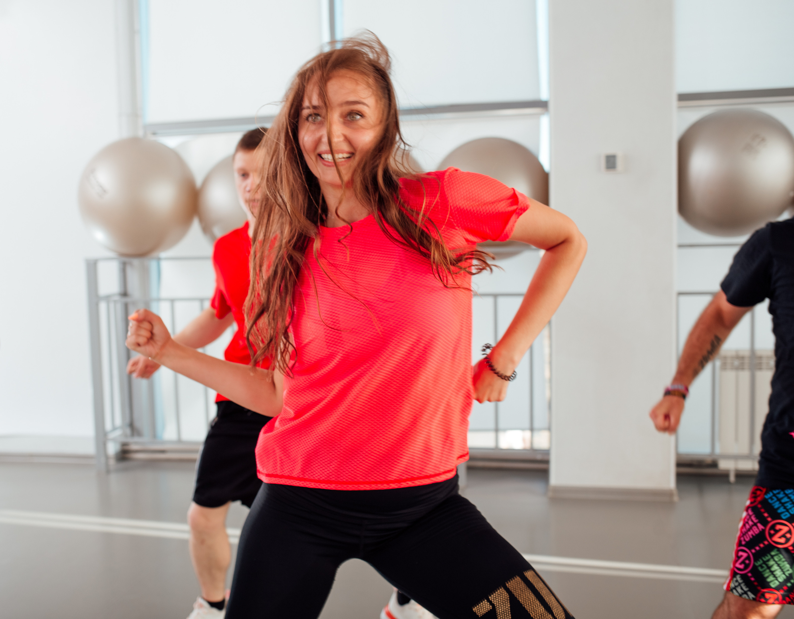 Профессиональная спортивная фотосессия в фитнес клубе. Фото контент для спортивных клубов. Занятие в зале групповых программ. Зумба