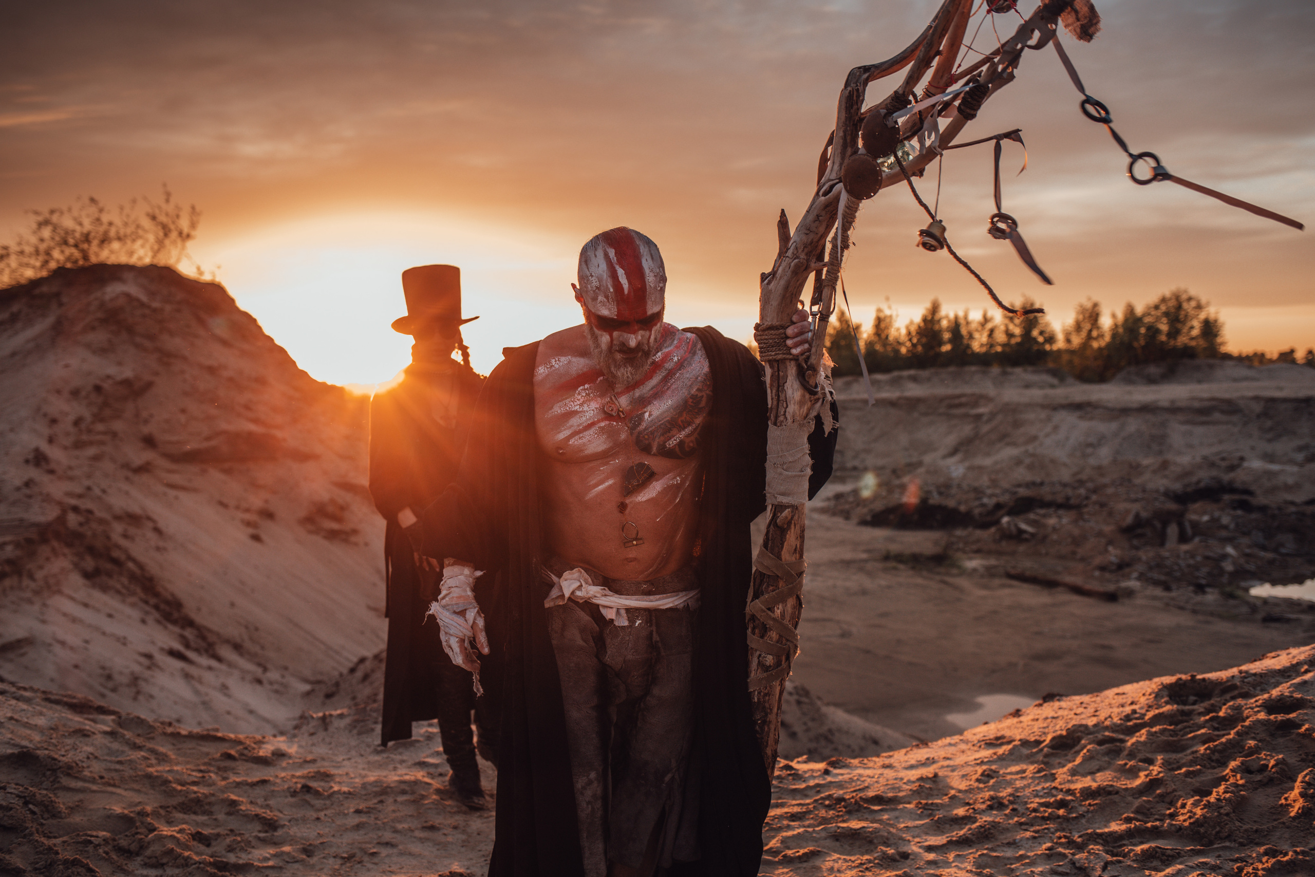 Бодибилдер Шаман с посохом в гриме. Летняя фотосессия на печках в песчаном карьере. Закатное небо