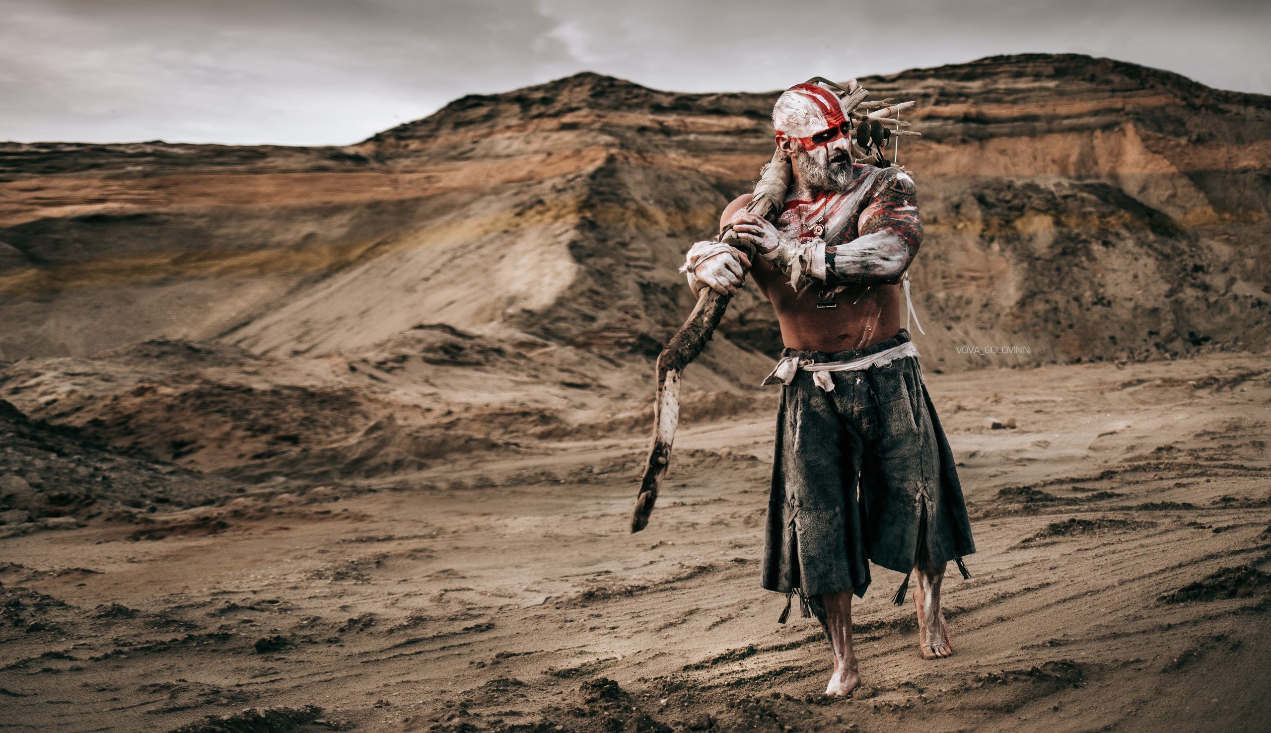 Бодибилдер Шаман с посохом в гриме. Летняя фотосессия в пустыне. Закатное небо