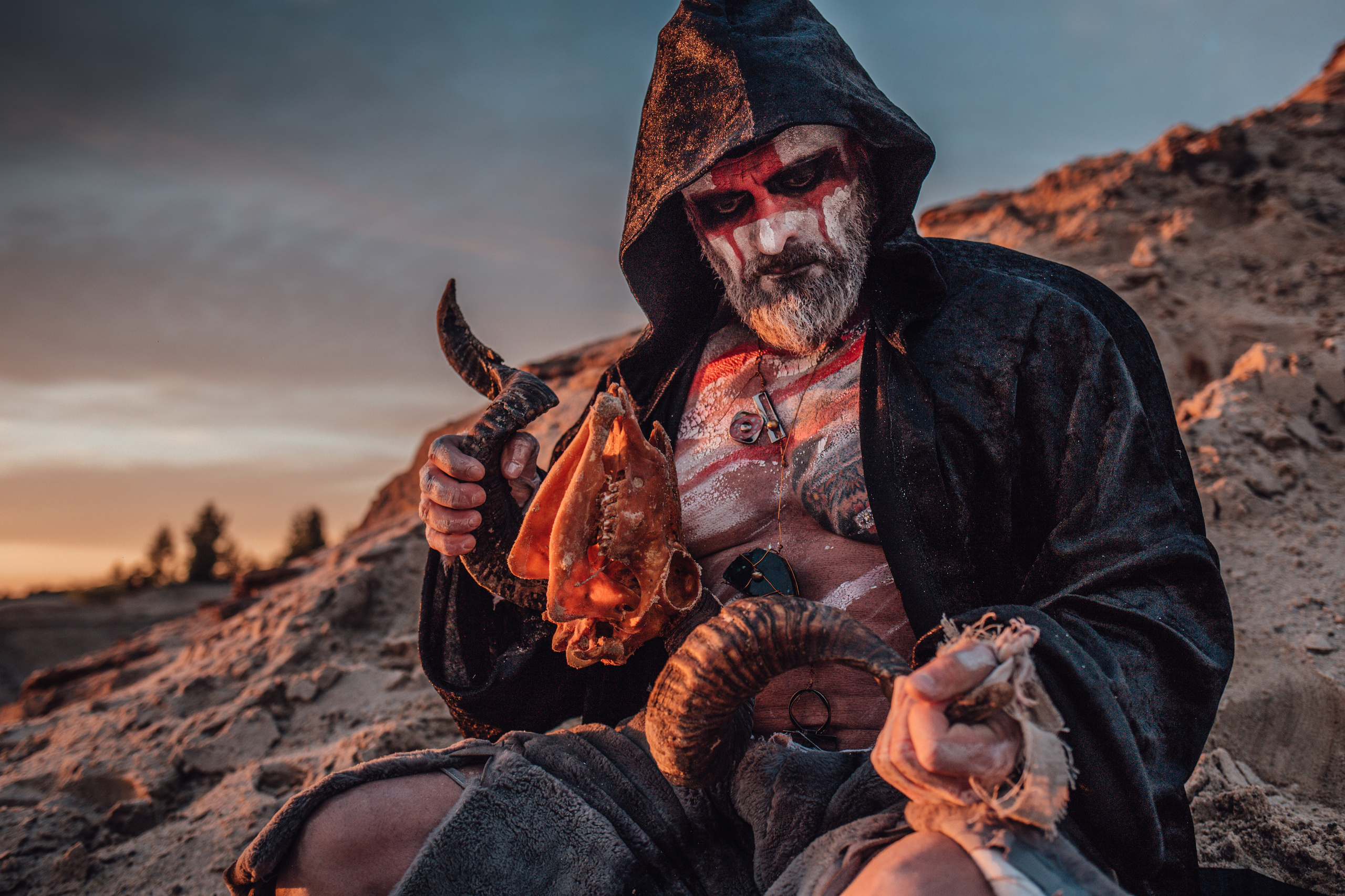 Бодибилдер Шаман с посохом в гриме. Летняя фотосессия на печках в песчаном карьере. Закатное небо