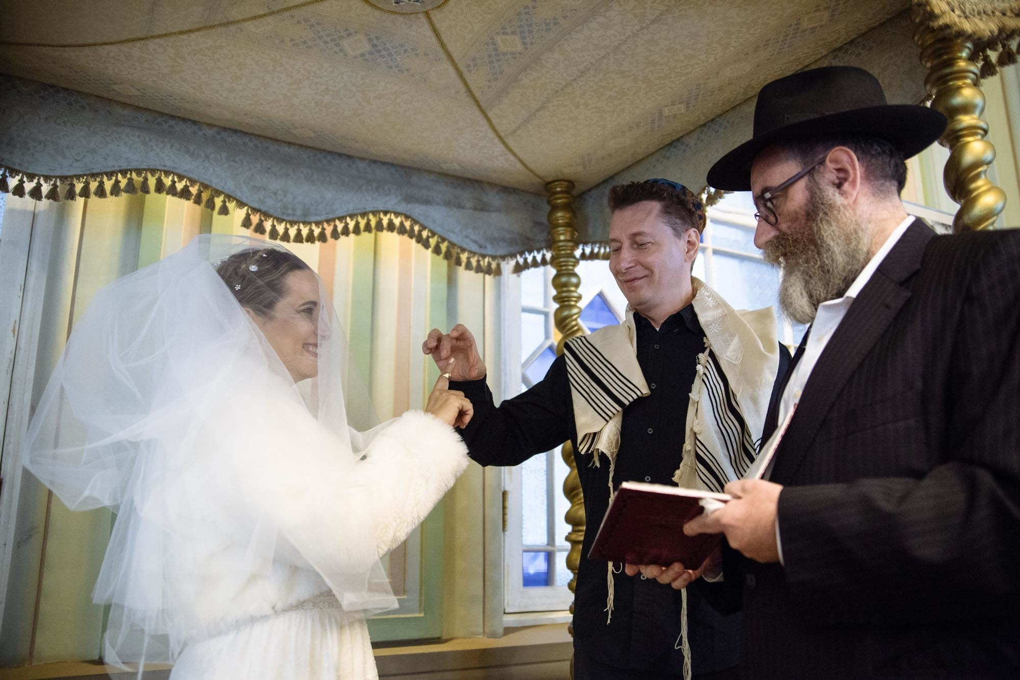 Перед тем, как надеть кольцо, жених произносит: АРЕЙ АТ МЕКУДЕШЕТ ЛИ БЕ-ТАБААТ ЗО КЕ-ДАТ МОШЕ ВЕ-ИСРАЭЛЬ «Вот, ты посвящаешься мне в жены этим кольцом по закону Моше и Израиля» Кольцо надевают на указательный палец правой руки (но носят на безымянном), а свидетели провозглашают 3 раза: «Освящена»: «мекудешет, мекудешет, мекудешет !» С этого момента молодые считаются мужем и женой.